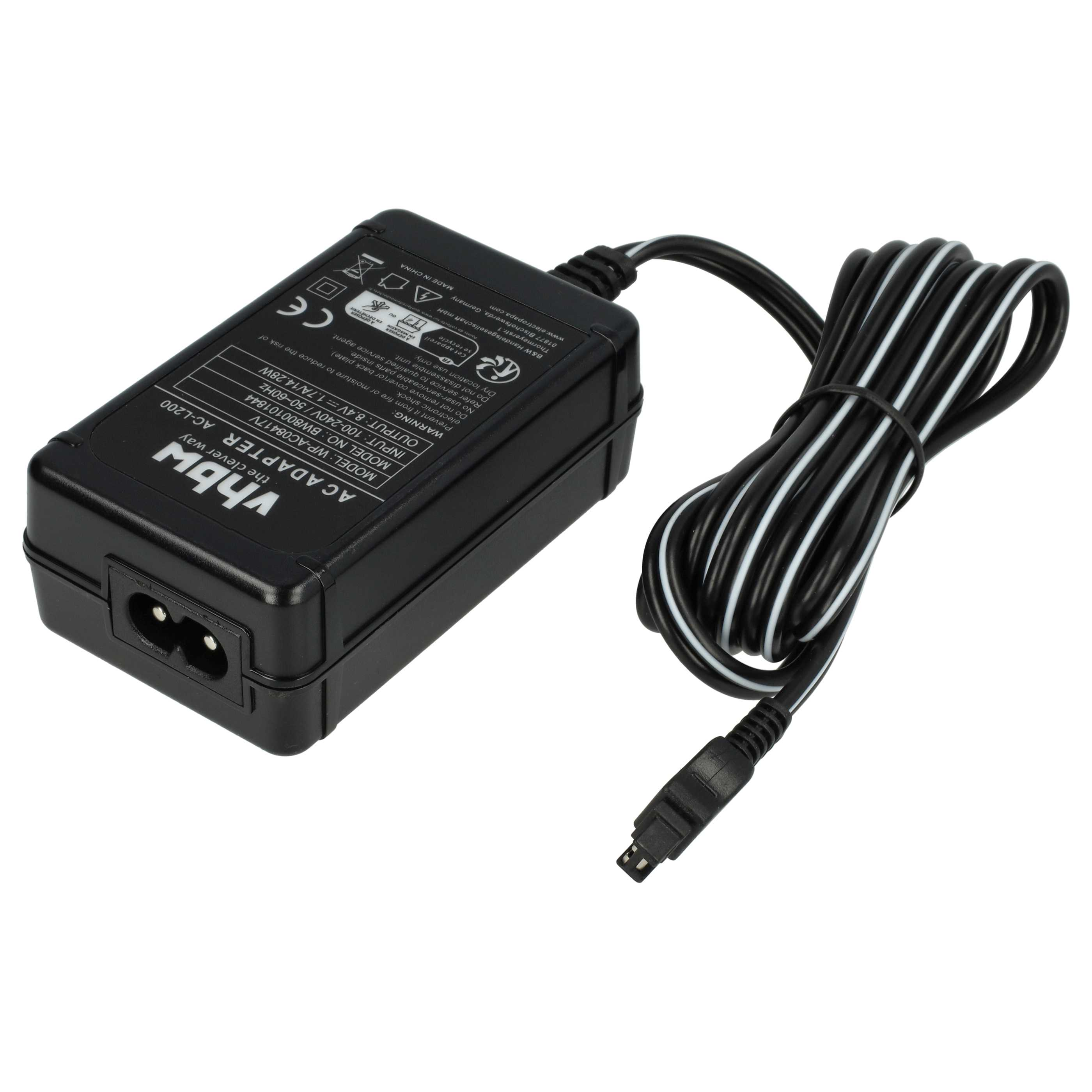 Schwarzer Netzadapter mit schwarz-weiß gestreiftem Kabel. Der Adapter hat Text und einen Steckanschluss. Weißer Hintergrund.