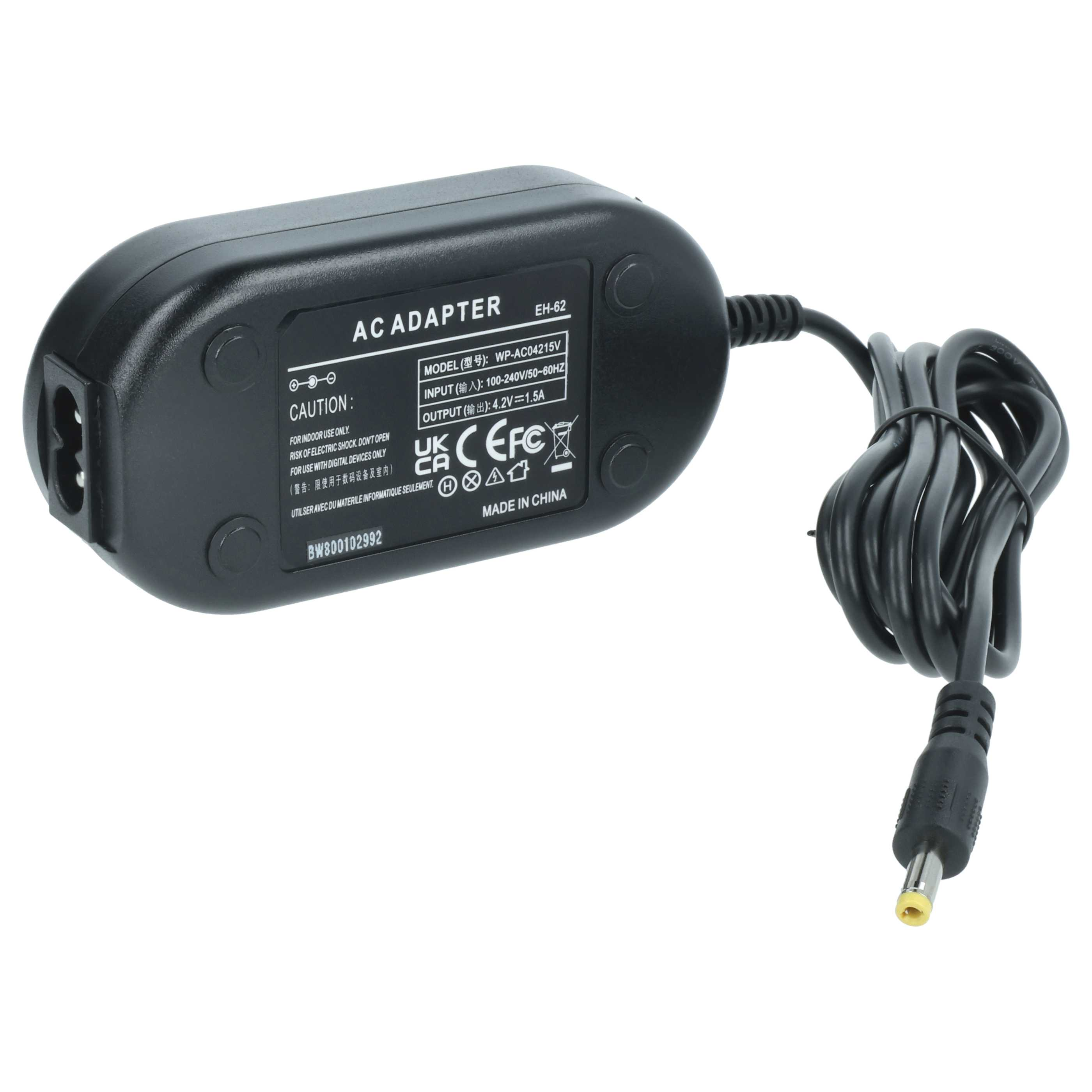 Ein schwarzes AC-Netzteil mit angeschlossenem Kabel. Das Netzteil hat Text und einen Stecker. Das Kabel hat einen Stecker.