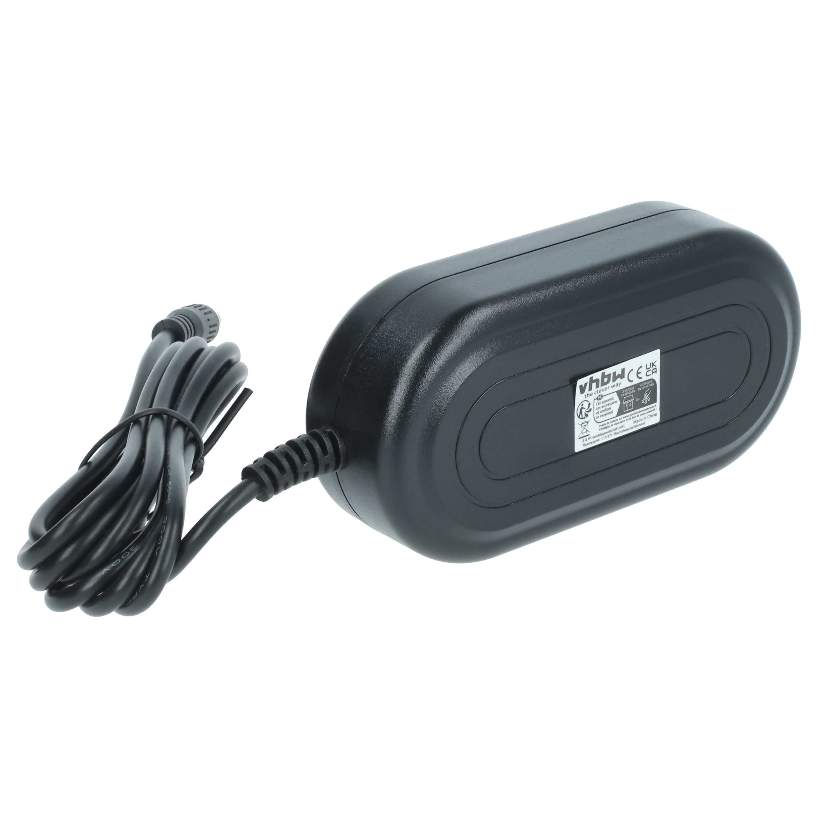 Ein schwarzes Netzteil mit Kabel auf weißem Hintergrund. Es hat ein Etikett mit Text.