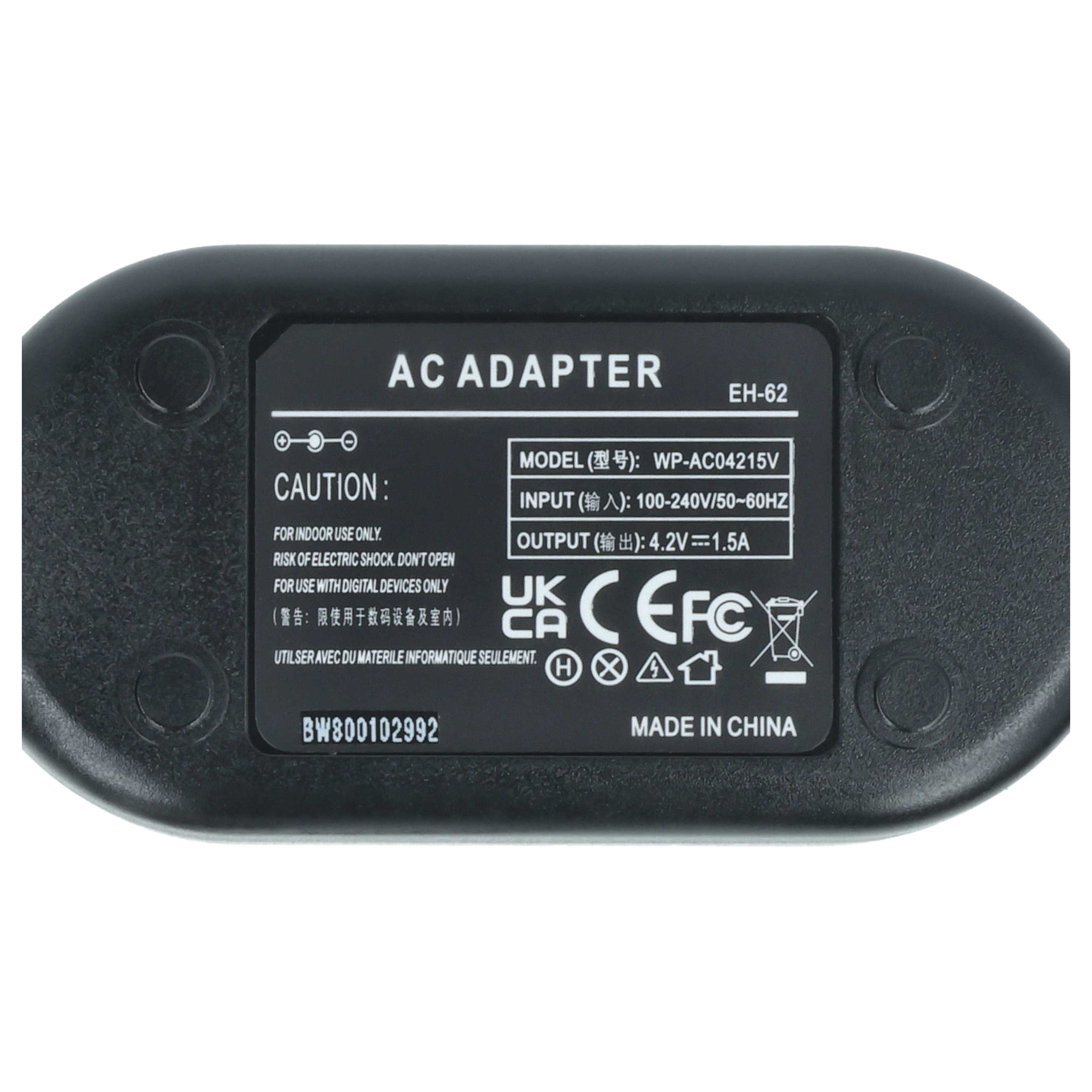 Schwarzes Netzteil mit Text: AC ADAPTER, VORSICHT, Modell, Eingang, Ausgang und Logos. Hergestellt in China.