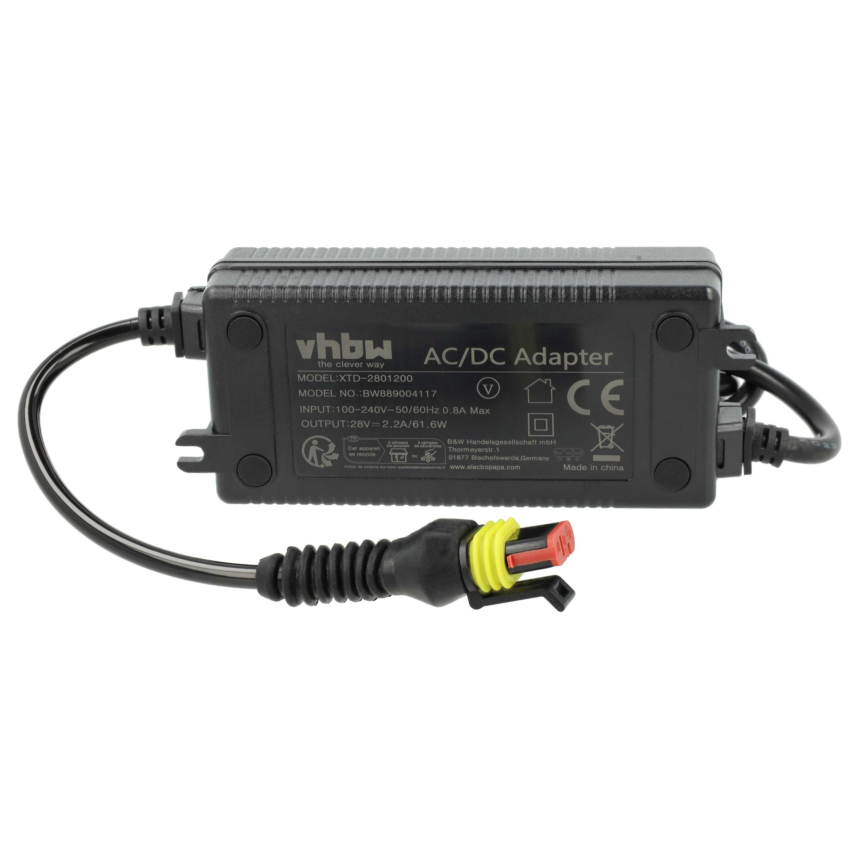 Schwarzer AC/DC-Adapter mit angeschlossenem Kabel und Stecker. Der Adapter hat Text und Etiketten.