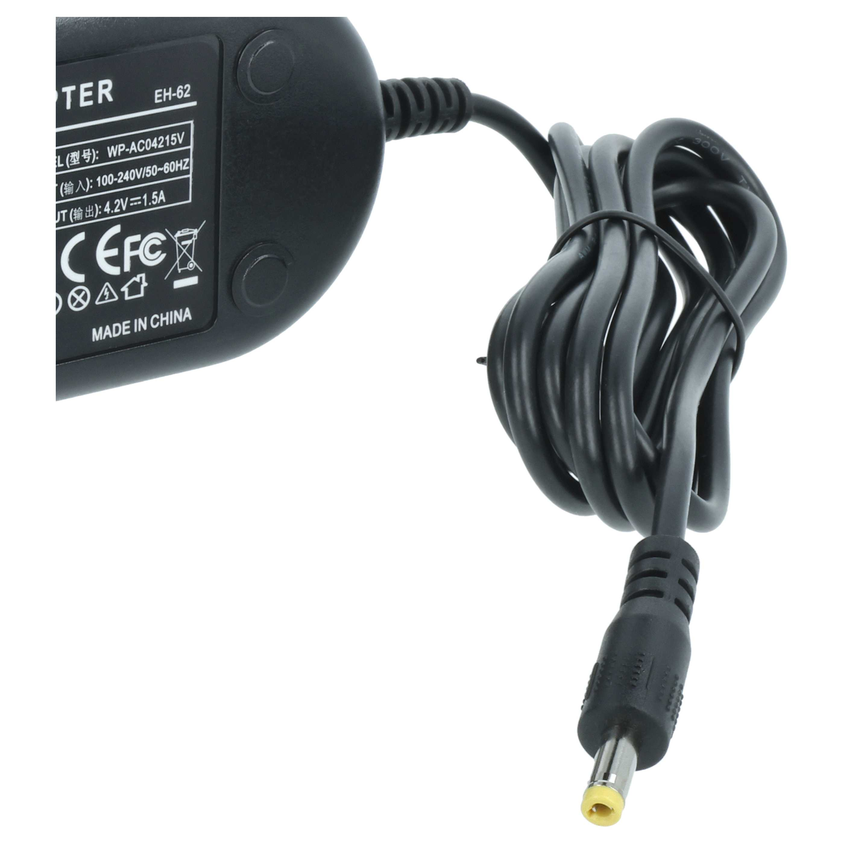 Schwarzes Netzteil mit Etikett und Kabel, Stecker mit gelbem Mittelpunkt. Weißer Hintergrund.