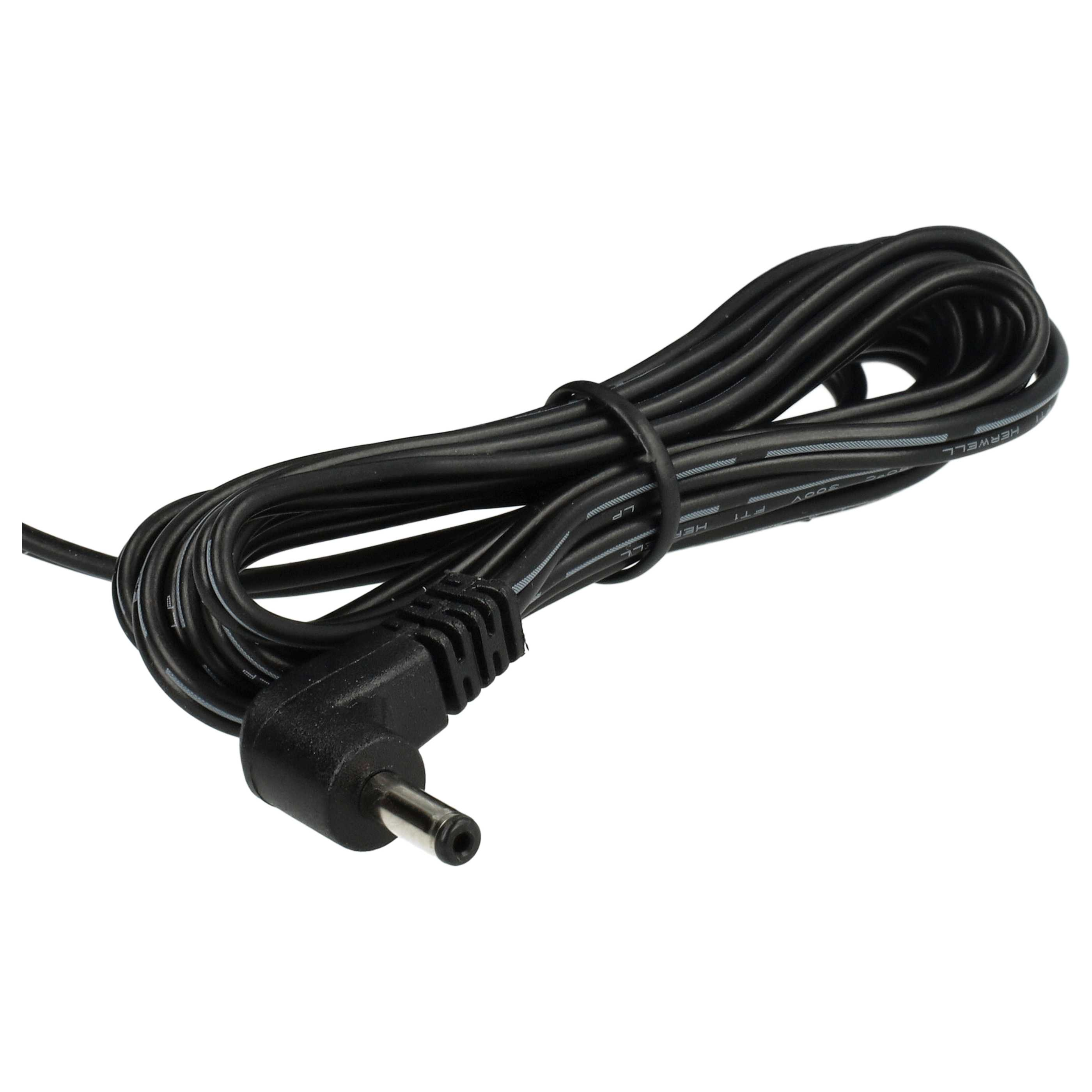 Schwarzes Netzkabel mit abgewinkeltem Stecker. Das Kabel ist aufgerollt, der Hintergrund ist weiß.
