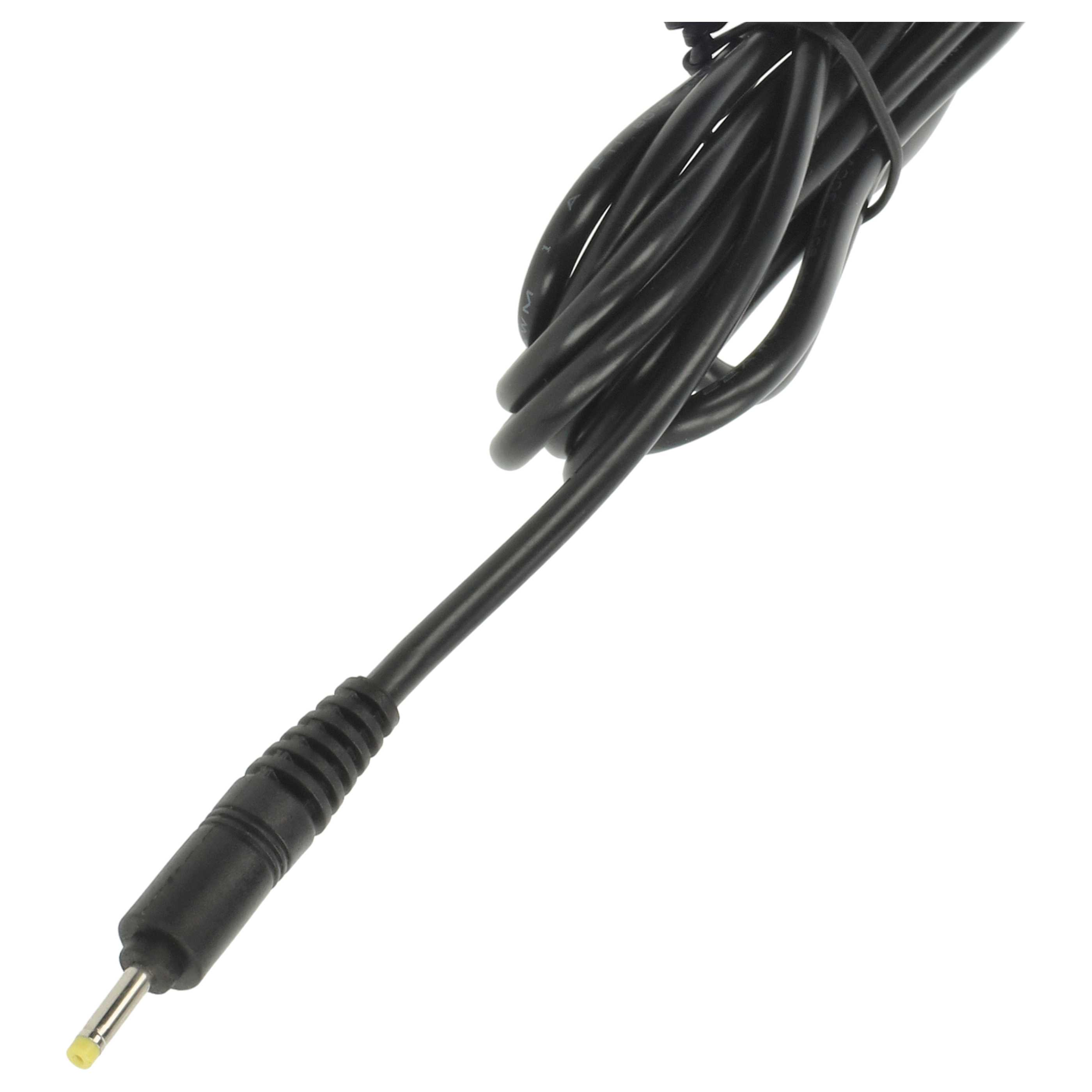 Ein schwarzes Stromkabel mit Stecker. Das Kabel ist abgewinkelt, mit weißem Hintergrund. Der Stecker hat eine gelbe Spitze.
