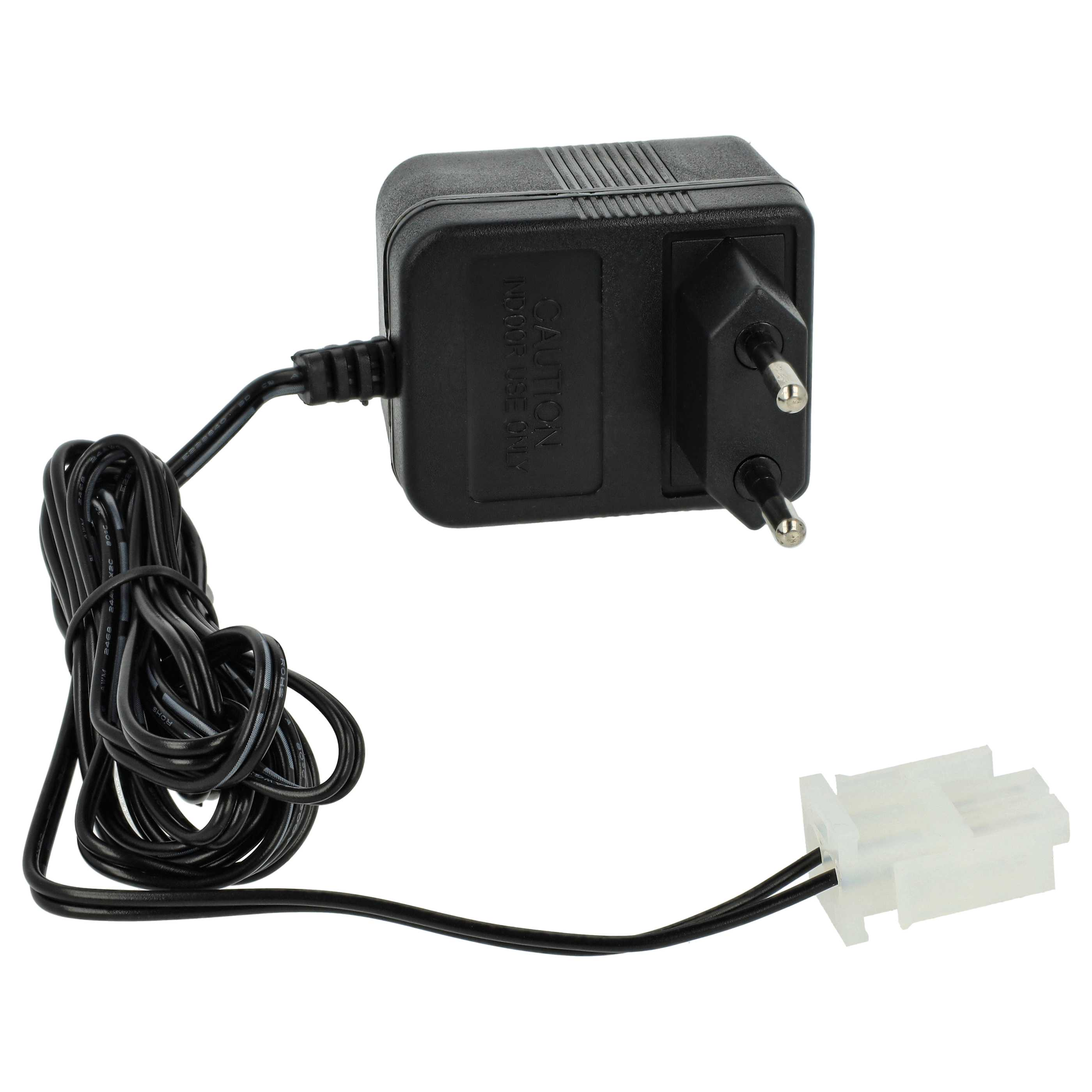 Ein schwarzes Netzteil mit Eurostecker, ein aufgerolltes schwarzes Kabel und ein weißer Stecker auf weißem Grund.
