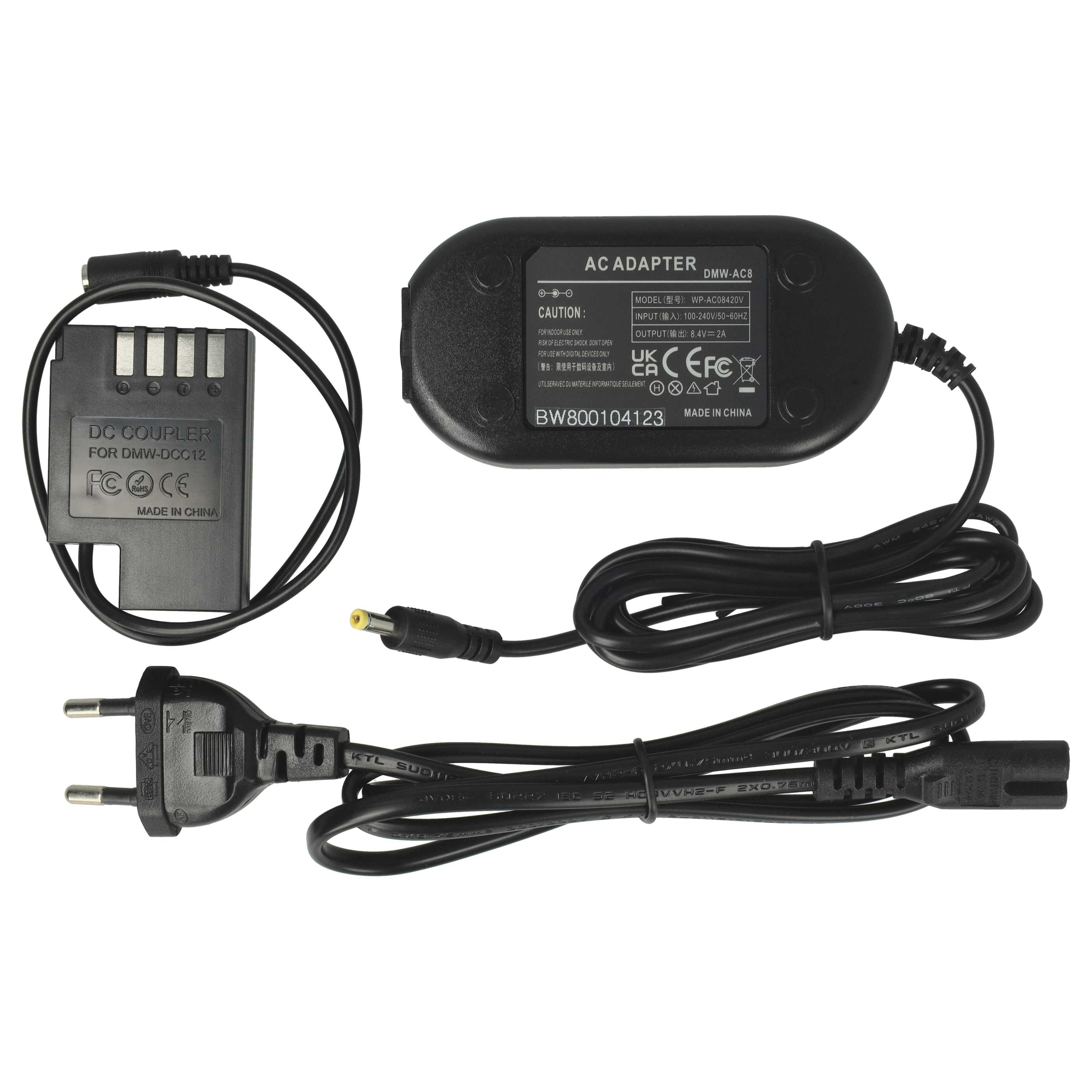 Ein AC-Adapter-Set, einschließlich Adapter, DC-Kupplung und Kabel, alles schwarz auf weißem Hintergrund.