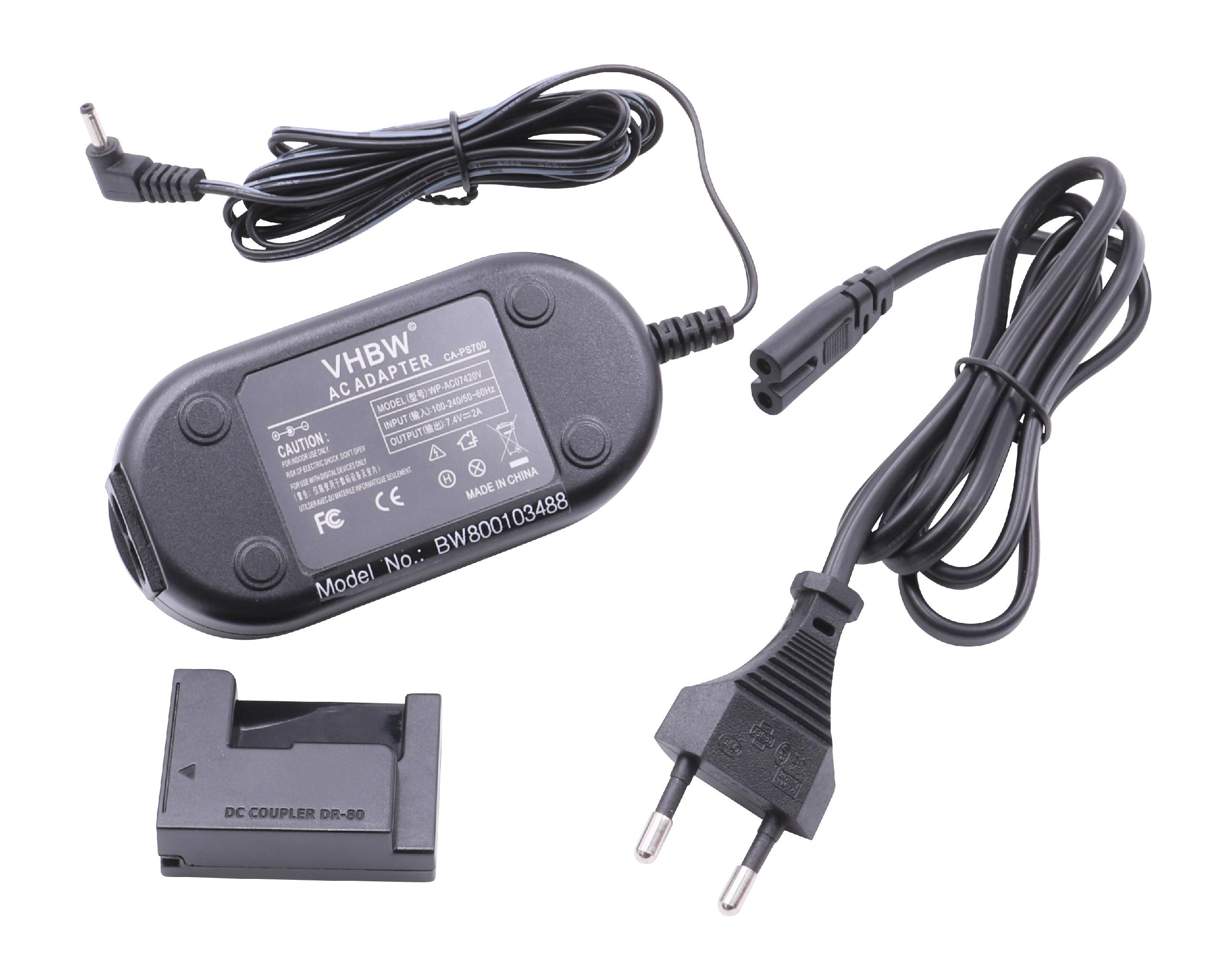 Ein AC-Adapter mit Kabeln und einem DC-Koppler. Der Adapter ist schwarz und mit Etiketten versehen. Die Kabel sind schwarz mit Steckern.
