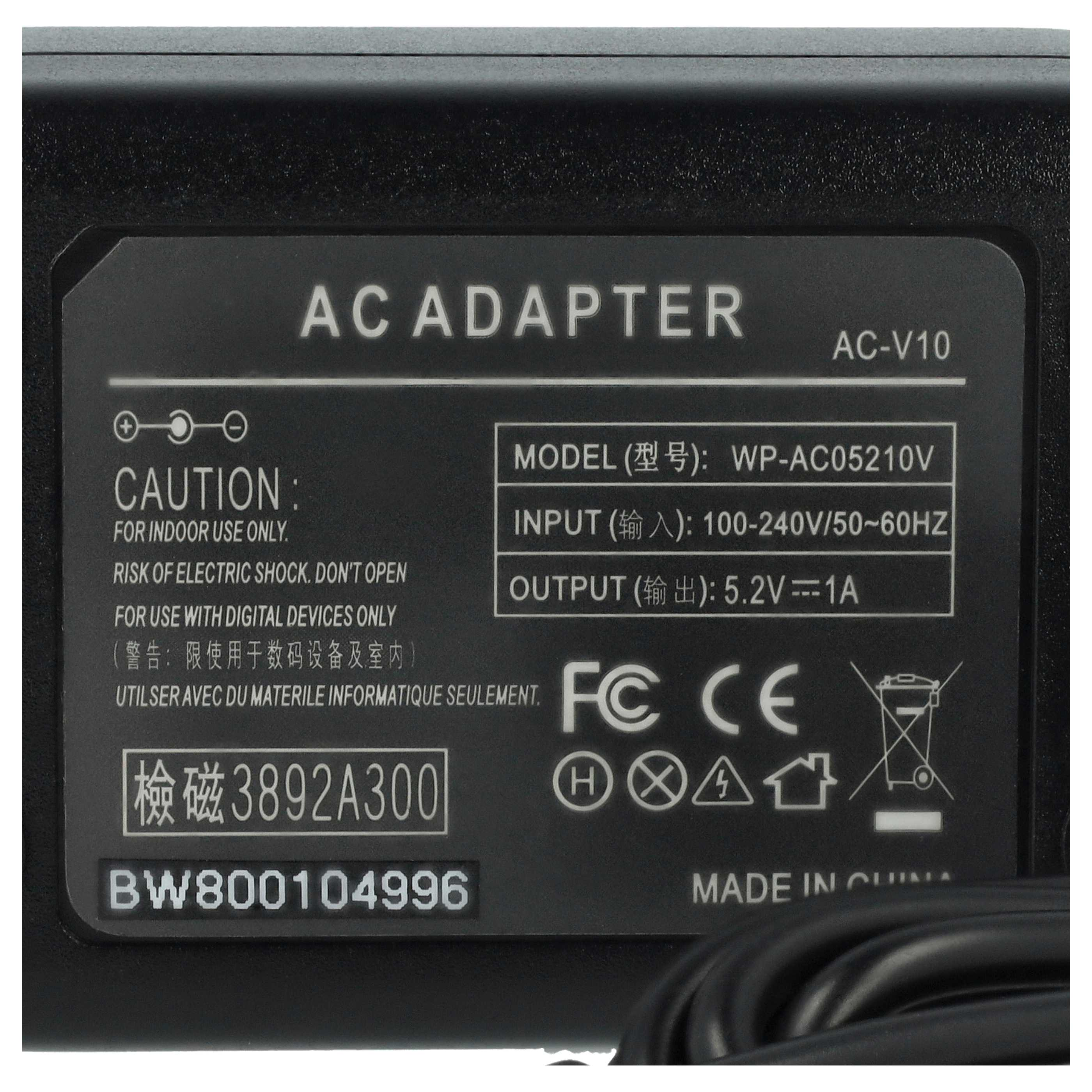 Nahaufnahme eines schwarzen AC-Adapters. Text enthält 'VORSICHT', Modellinfo und Sicherheitssymbole.