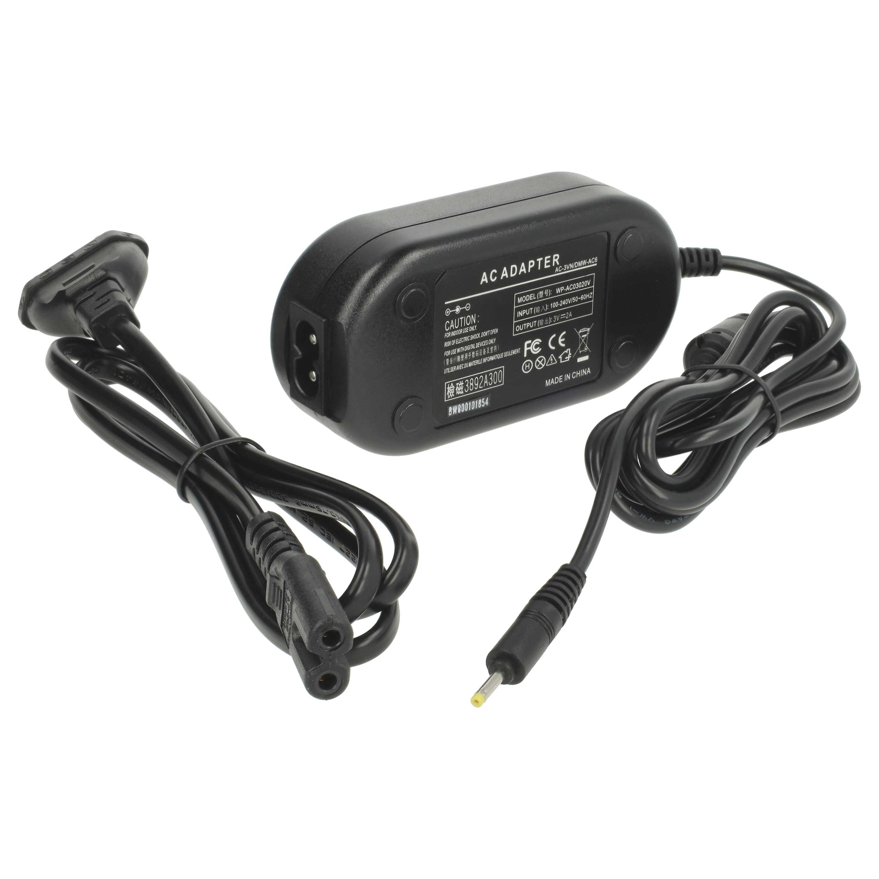 Ein schwarzes Netzteil mit angeschlossenen Netzkabeln. Der Adapter hat Text und Logos, mit einem Anschluss für das Gerät und die Steckdose.