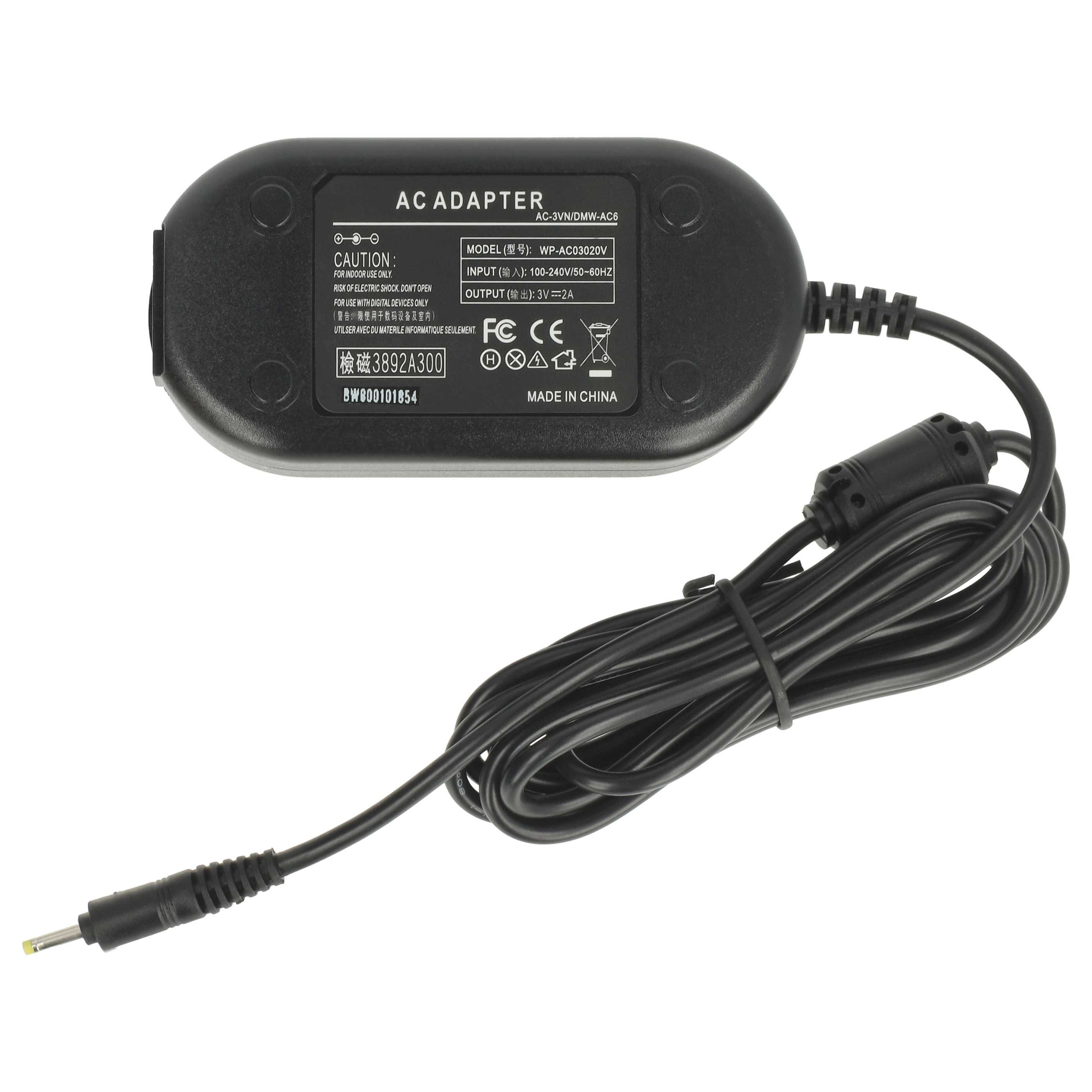 Schwarzer AC-Adapter mit Kabel. Es hat Etiketten mit Text. Der Hintergrund ist weiß.