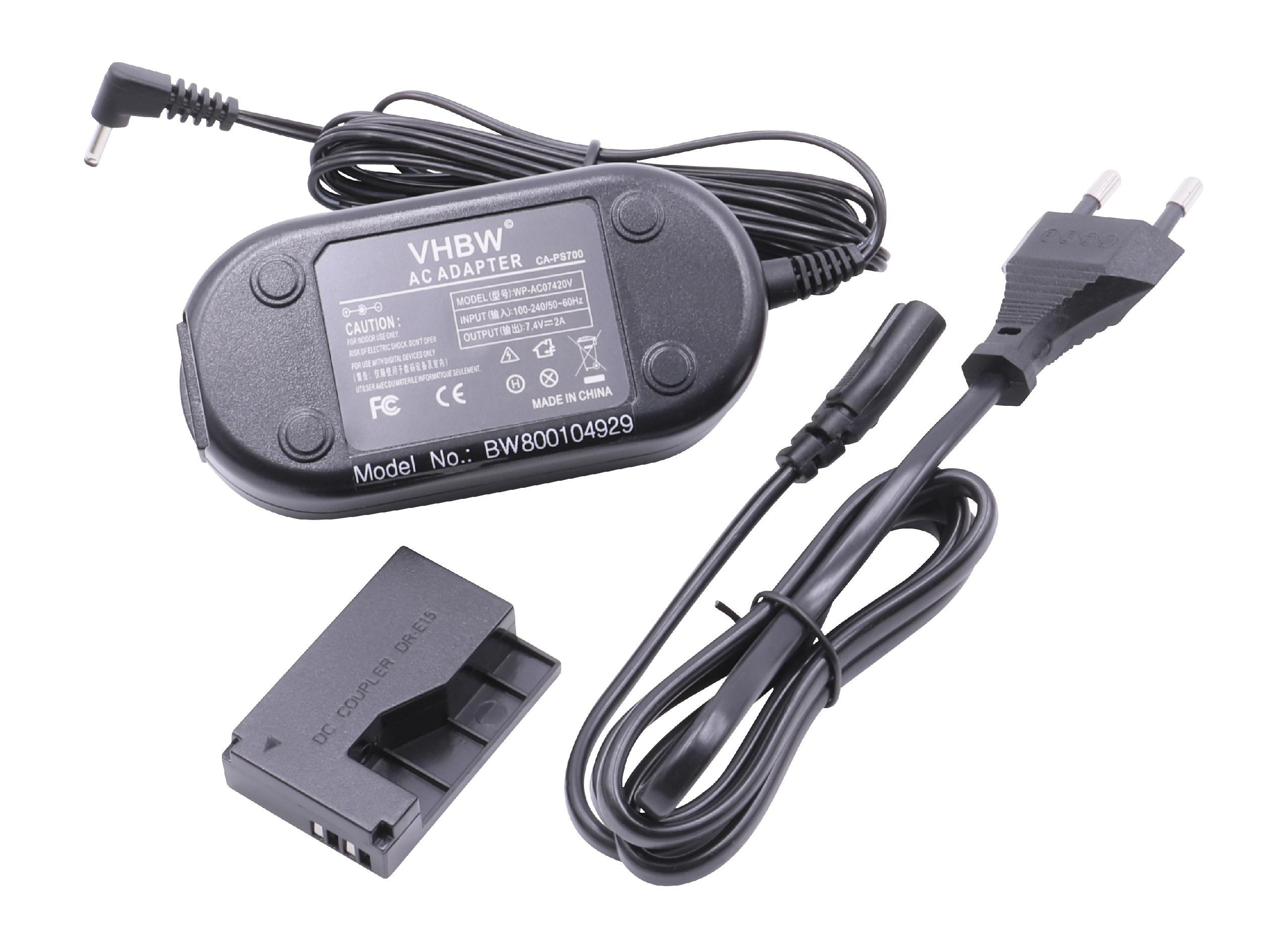 Schwarzer AC-Adapter mit verschiedenen Kabeln und einem DC-Koppler, alles auf weißem Hintergrund. Text ist auf dem Adapter sichtbar.