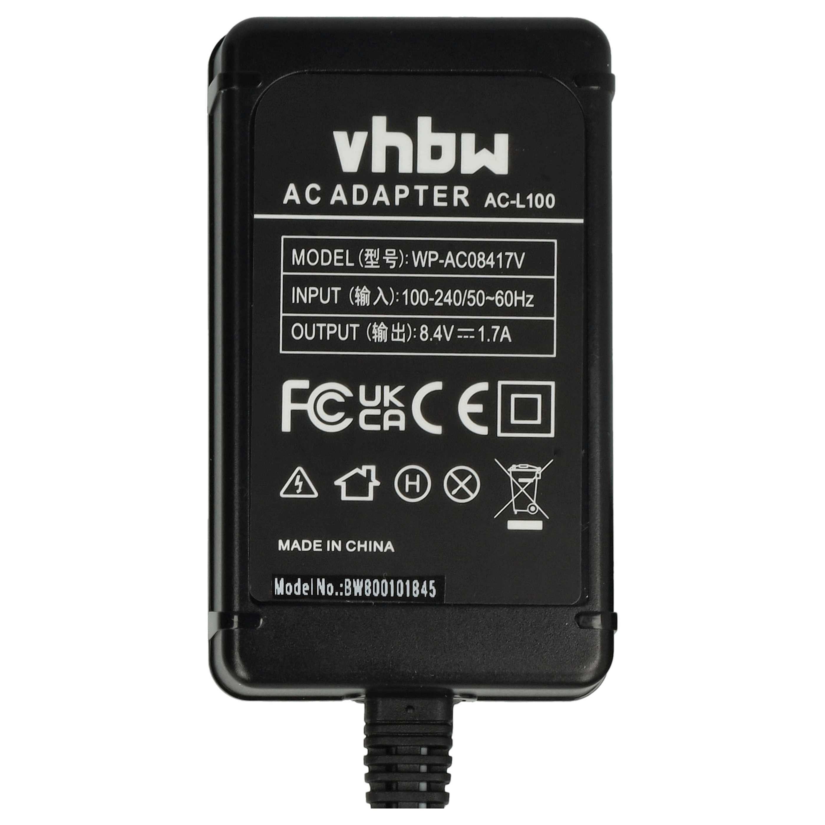 Schwarzes Netzteil mit weißem Text, einschließlich Modell- und Eingangs-/Ausgangsdaten. Mit Logos und Stecker unten.