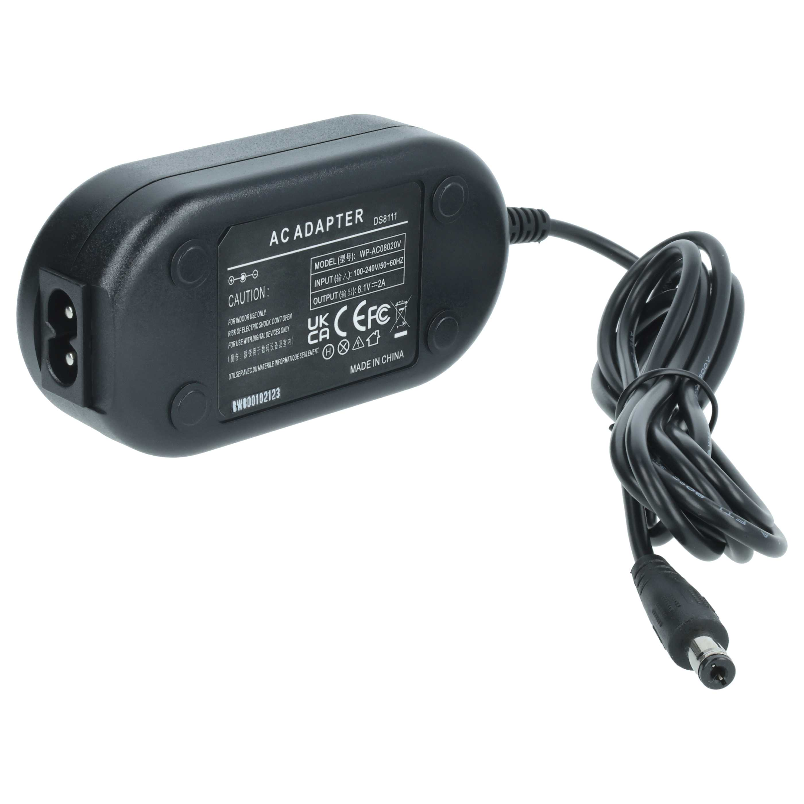 Schwarzes Netzteil mit schwarzem Kabel. Es hat einen zweipoligen Eingang und ein Ausgangskabel mit rundem Stecker.