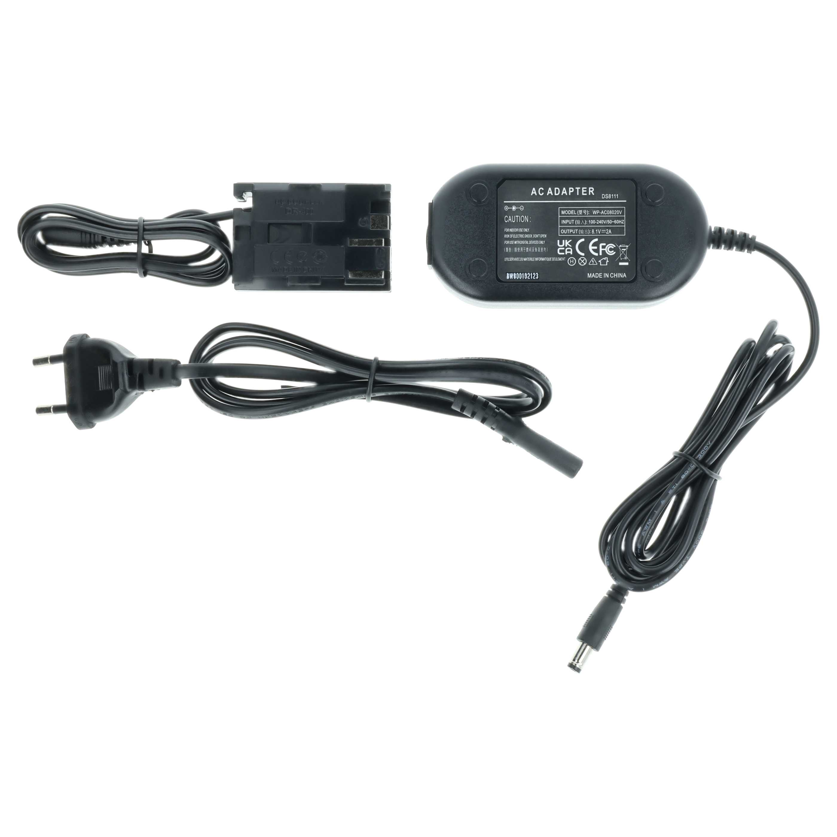 Schwarzer AC-Adapter mit mehreren Kabeln und Steckern. Komponenten vor weißem Hintergrund.