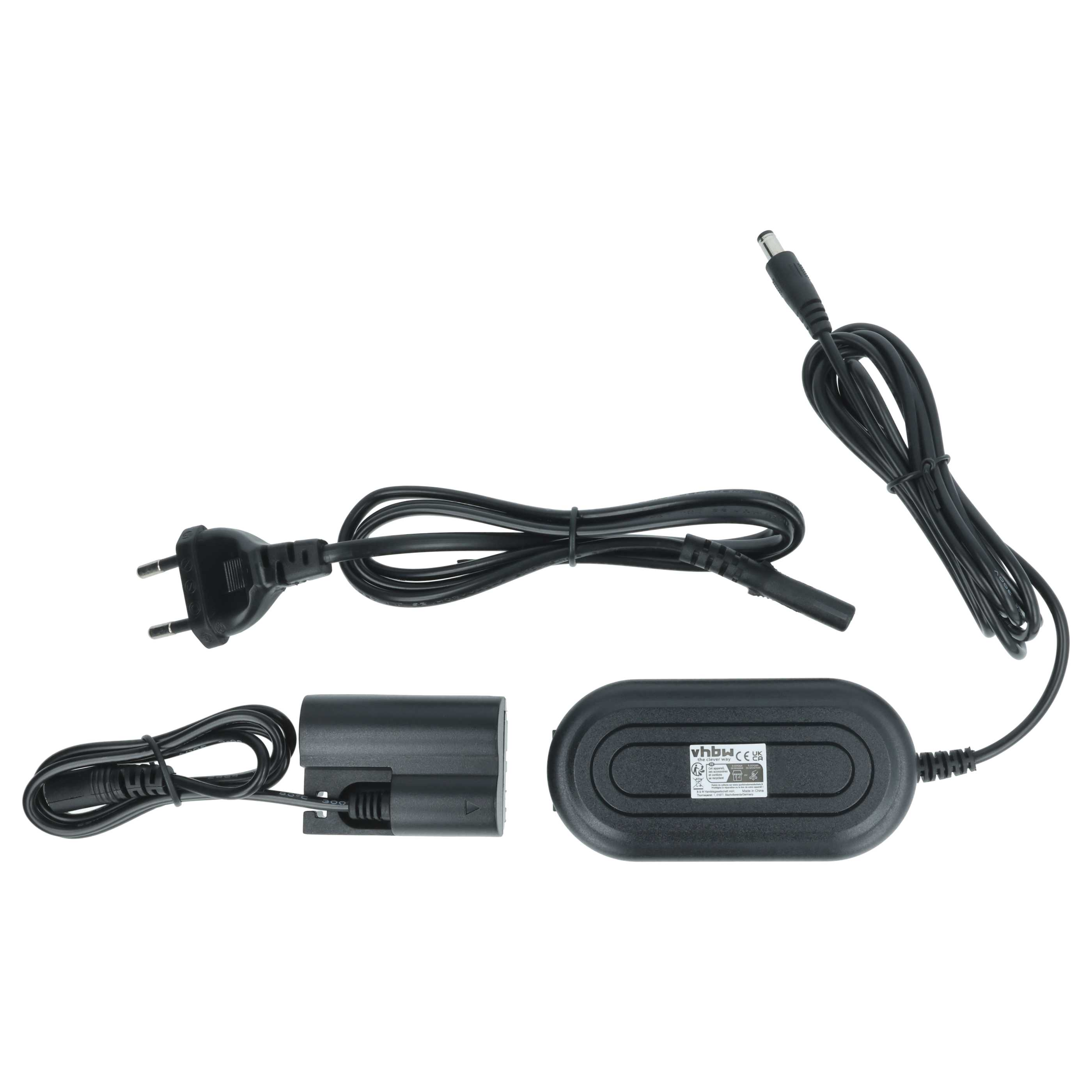 Schwarze Kamerabatterie-Ladegerätkomponenten, einschließlich Netzadapter, Batterieanschluss und Kabel, auf weißem Hintergrund.
