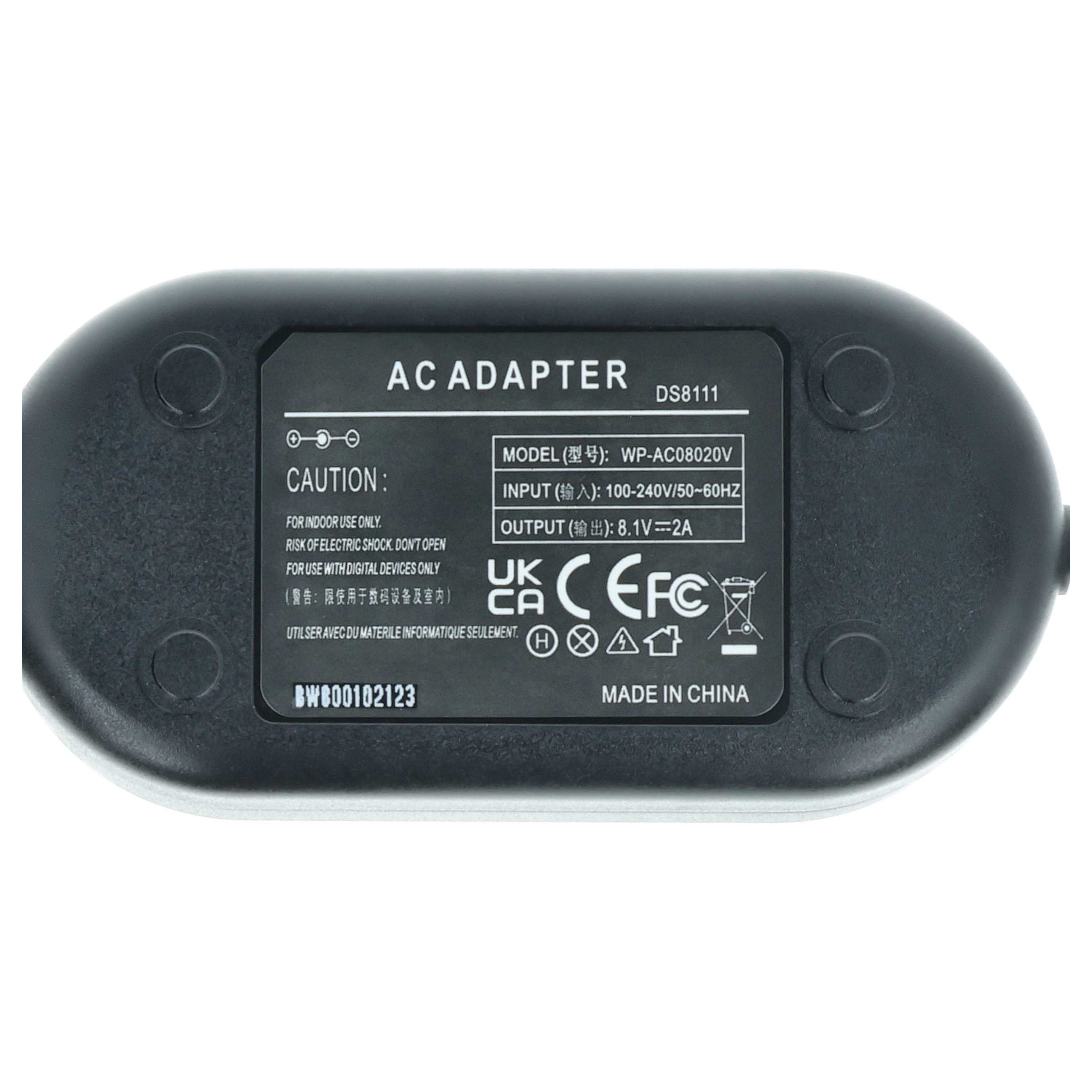 Schwarzes Netzteil mit Text und Symbolen. Es steht 'AC Adapter' und 'Made in China' drauf.