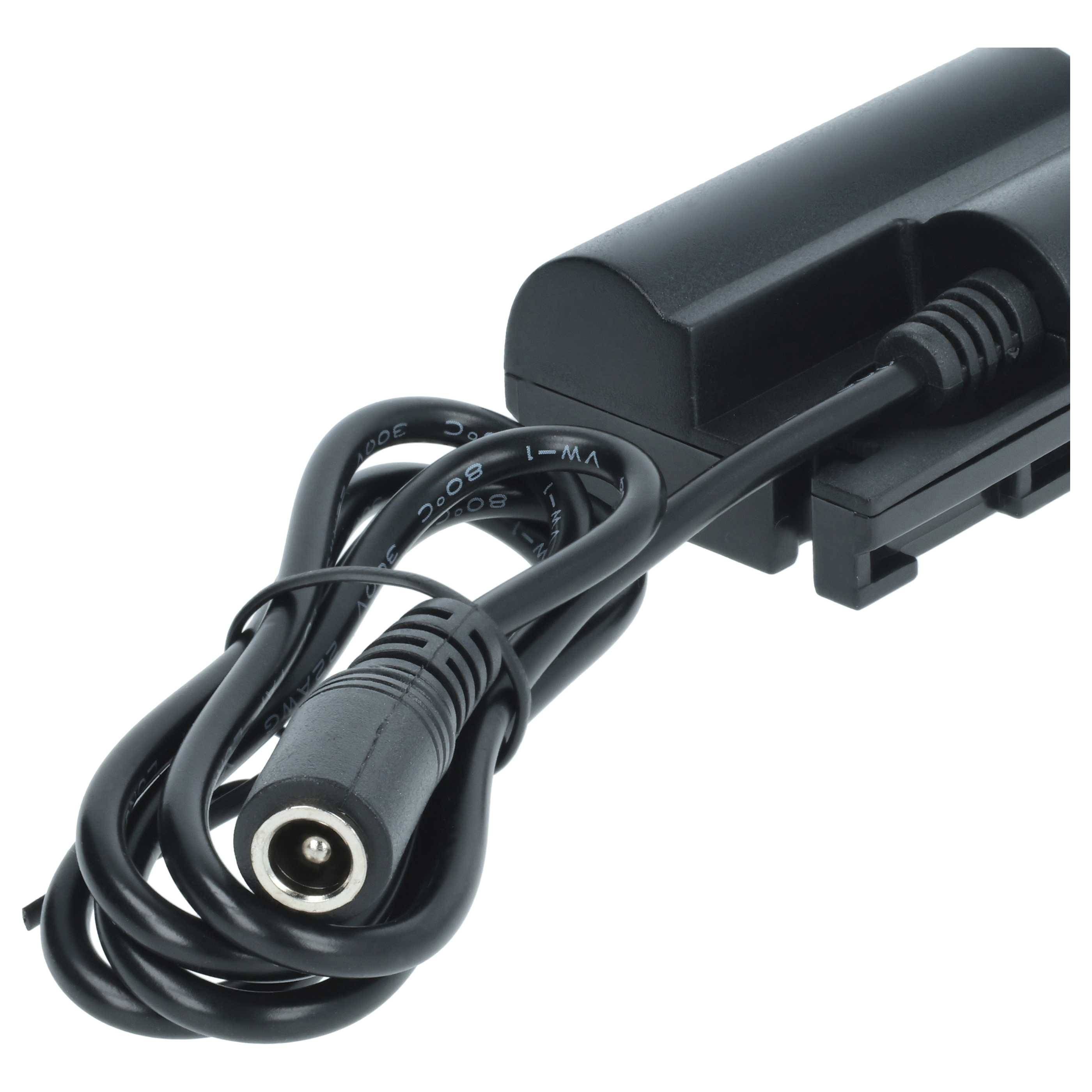 Schwarzes Netzteil mit Kabel und Stecker. Das Kabel ist aufgewickelt. Der Hintergrund ist weiß.
