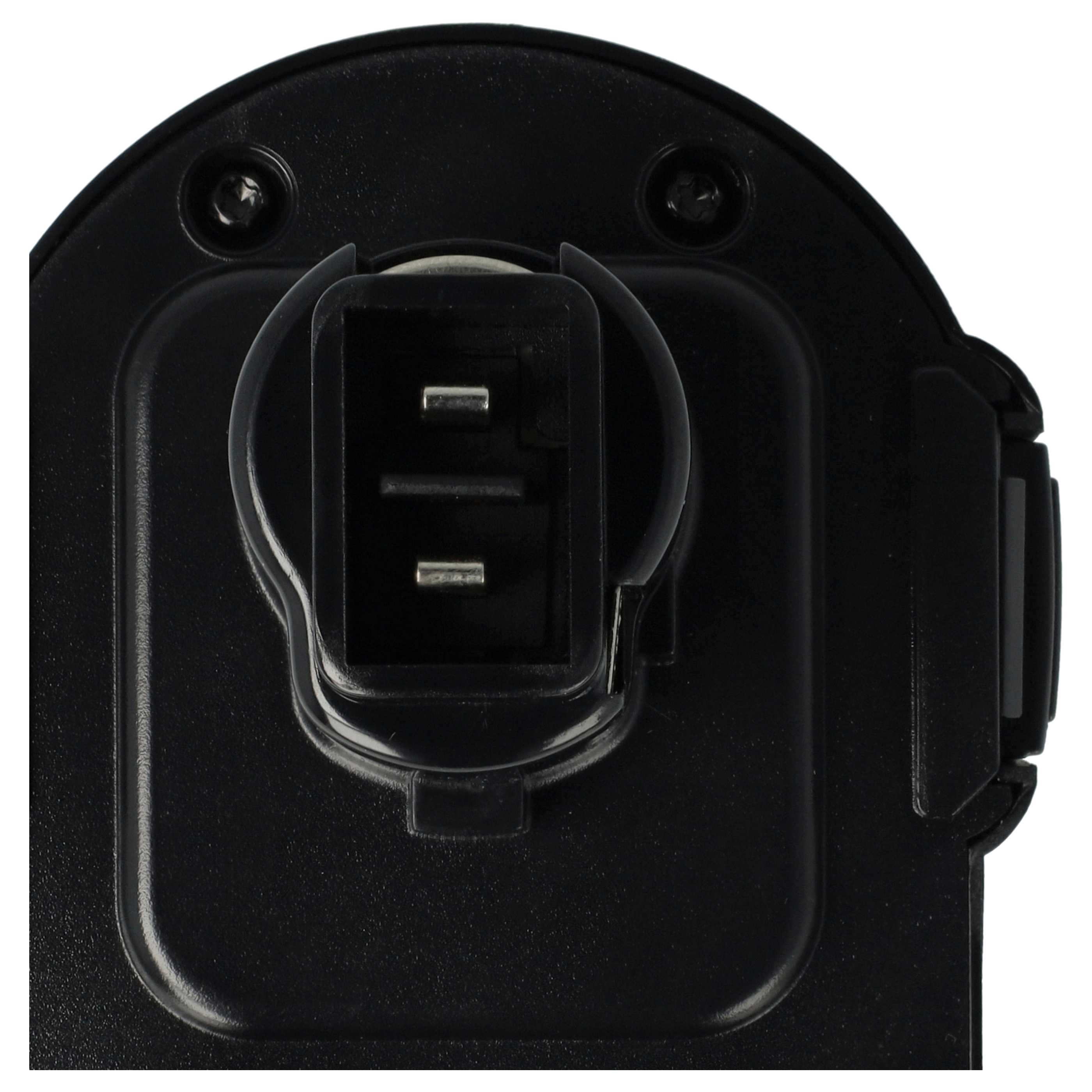 Nahaufnahme einer schwarzen elektrischen Komponente. Ein rechteckiger Stecker ist zentriert, mit zwei Metallstiften. Der Hintergrund ist schwarz.