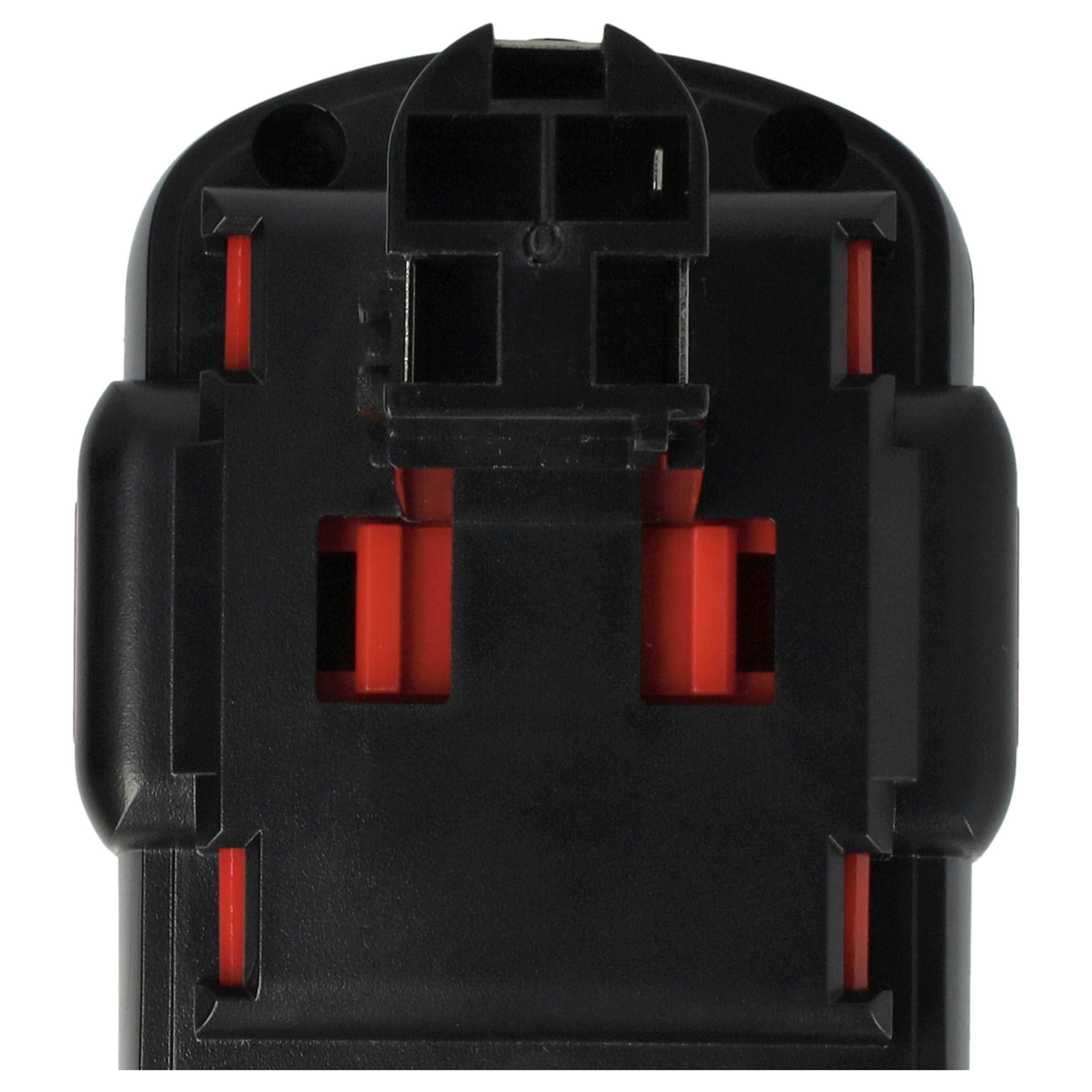 Eine schwarze Batteriekomponente mit roten Akzenten. Sie hat rechteckige Formen und einen Schlitz oben. Weißer Hintergrund.