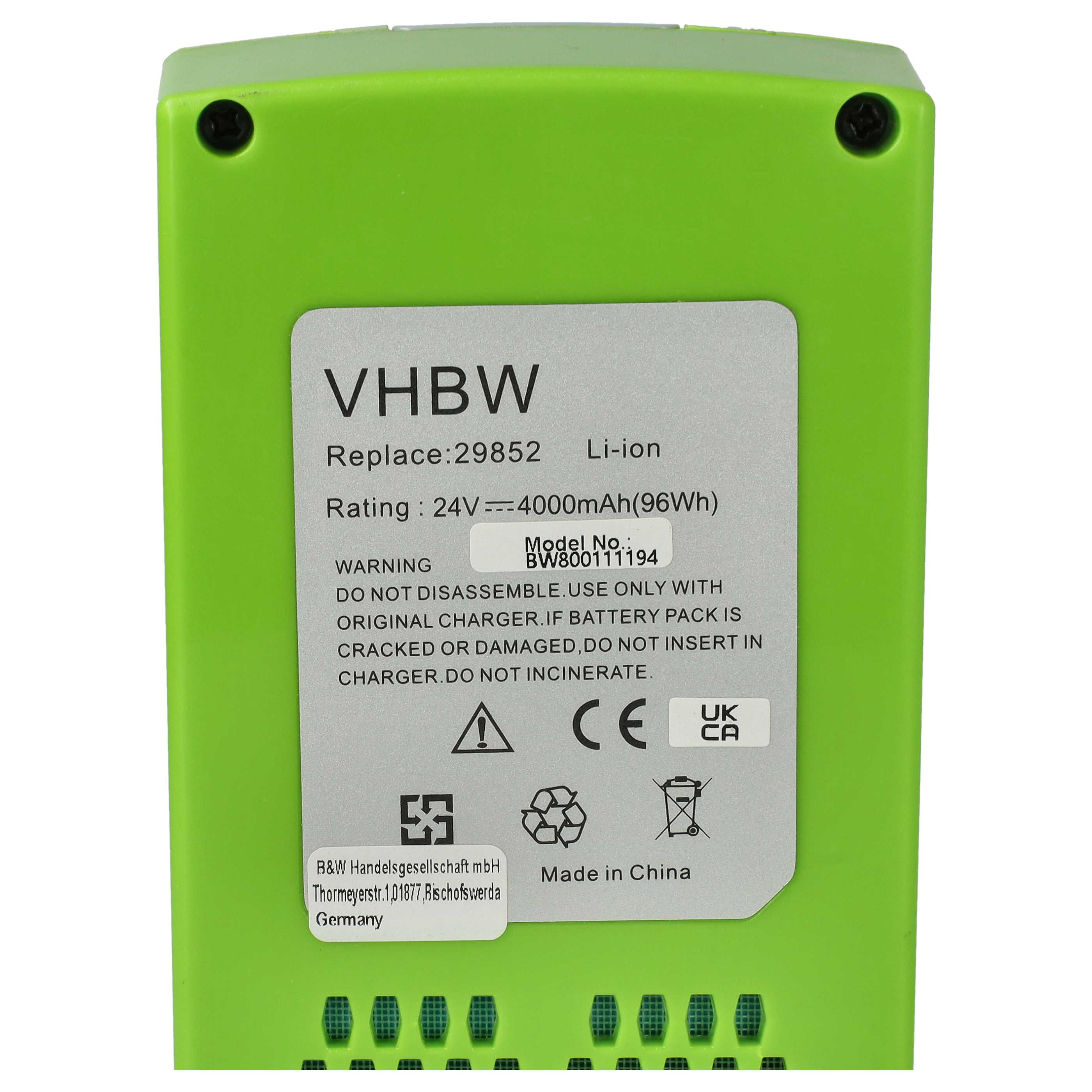 Ein grünes Akkupack mit einem Etikett, das Spezifikationen, Warnungen und Zertifizierungen zeigt. Text enthält 'VHBW', 'Li-ion' und 'Made in China'.