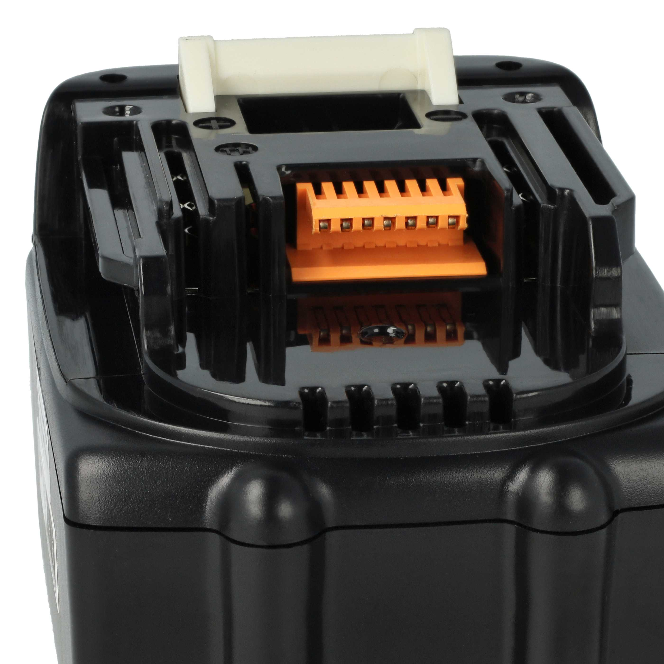 Nahaufnahme eines schwarzen Elektrowerkzeug-Akkus. Er hat einen orangefarbenen Stecker und einen weißen Kunststoffverschluss. Der Hintergrund ist weiß.