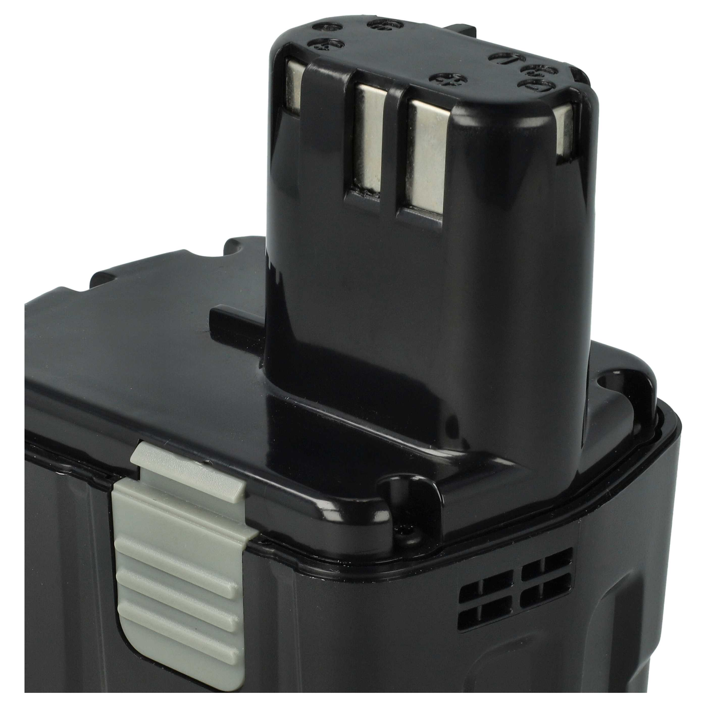Ein schwarzes Akku-Pack mit silbernen Akzenten und einem grauen Entriegelungsknopf auf weißem Hintergrund. Die Batterie ist rechteckig.