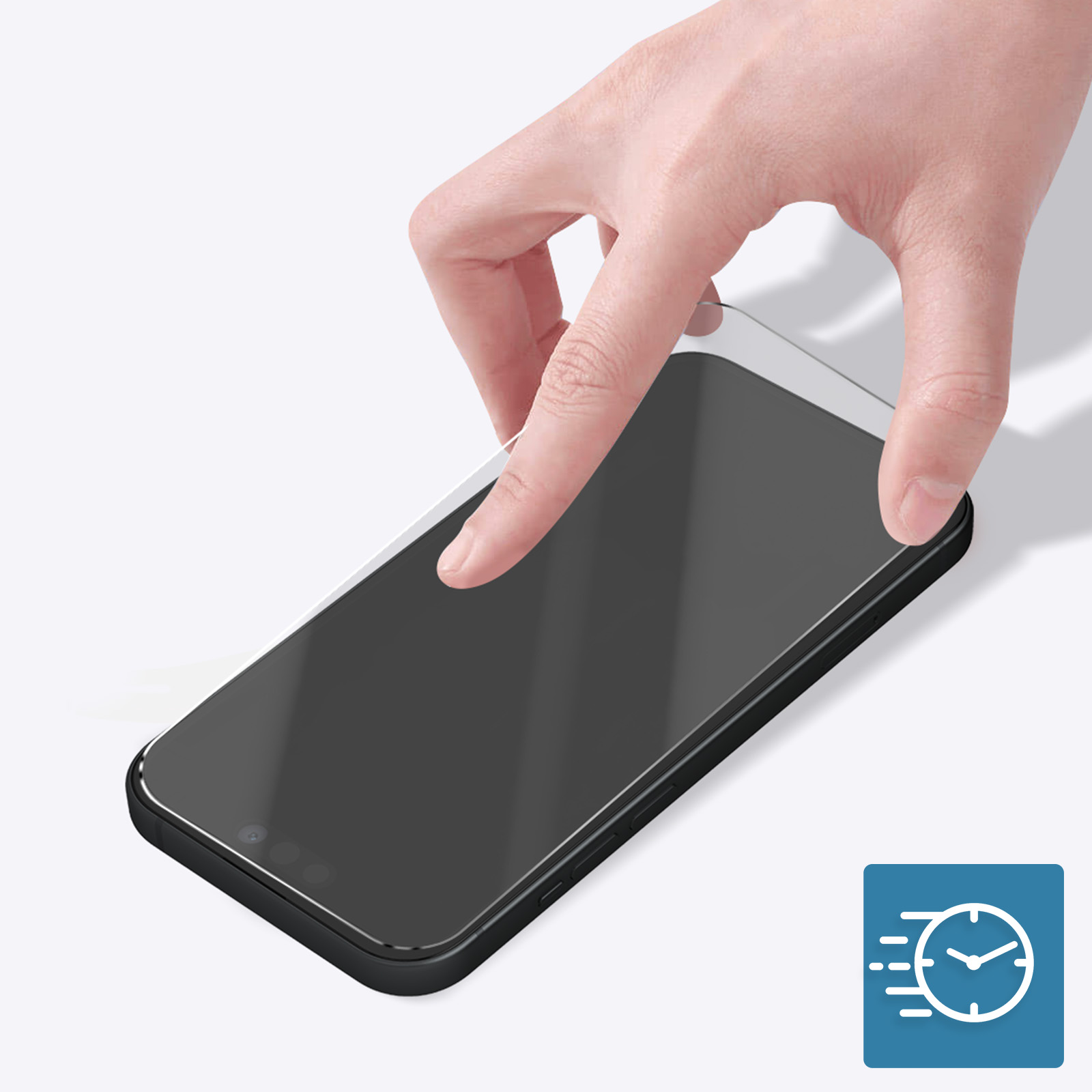 Una mano applica una protezione schermo a uno smartphone nero. Lo sfondo è bianco con un'icona blu.