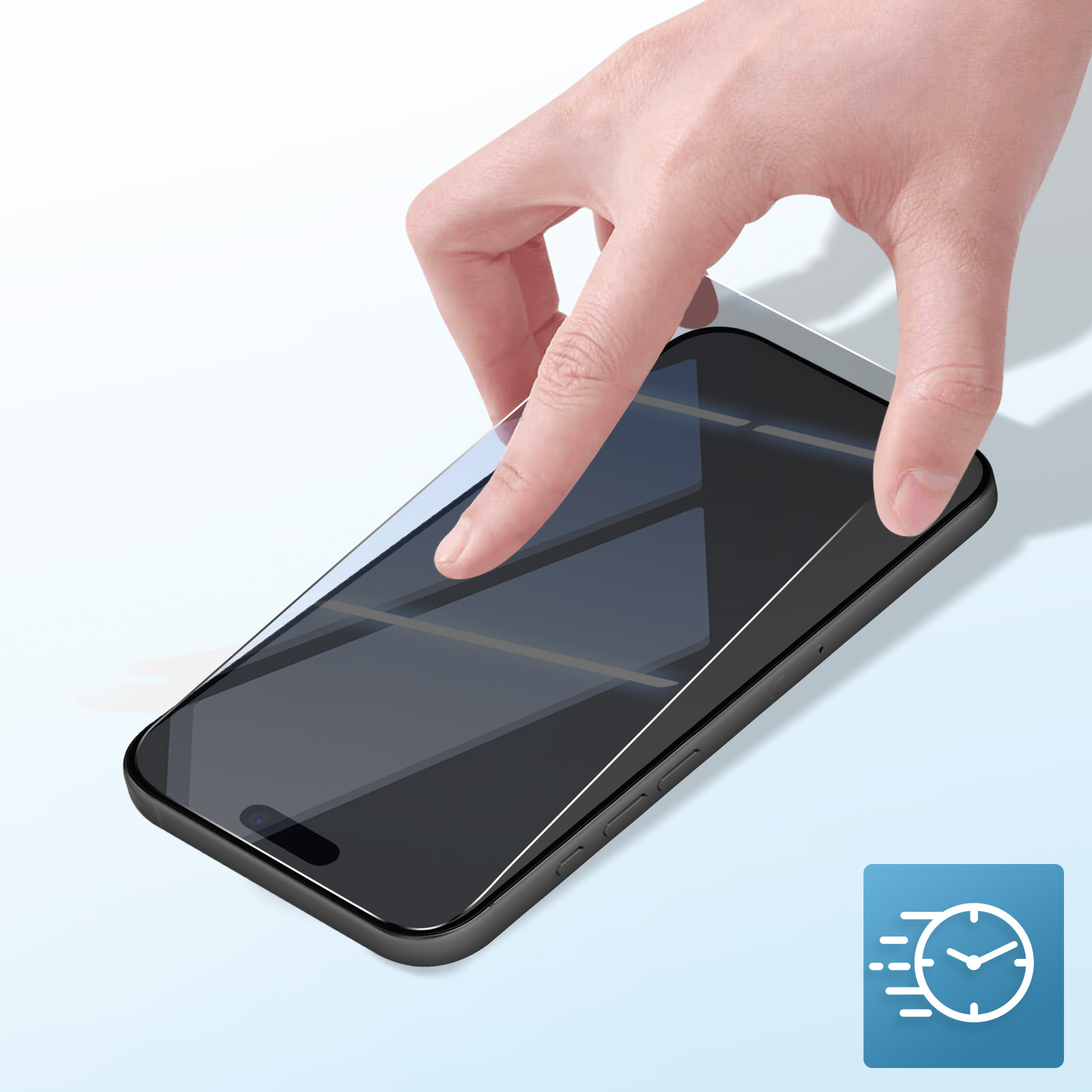 Una mano applica una protezione schermo a uno smartphone nero. Un'icona blu con un orologio sullo sfondo.