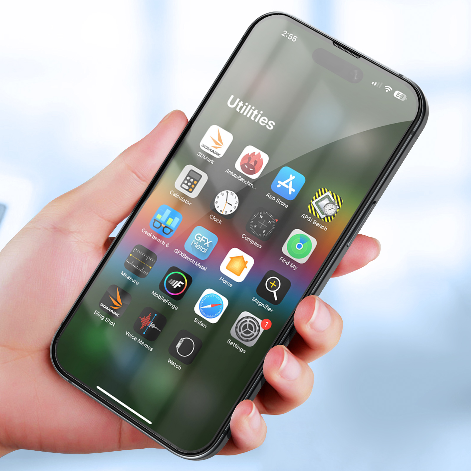 Una mano tiene un telefono che mostra icone di app sotto l'etichetta 'Utilities'. Le app includono Calcolatrice, Orologio e App Store.