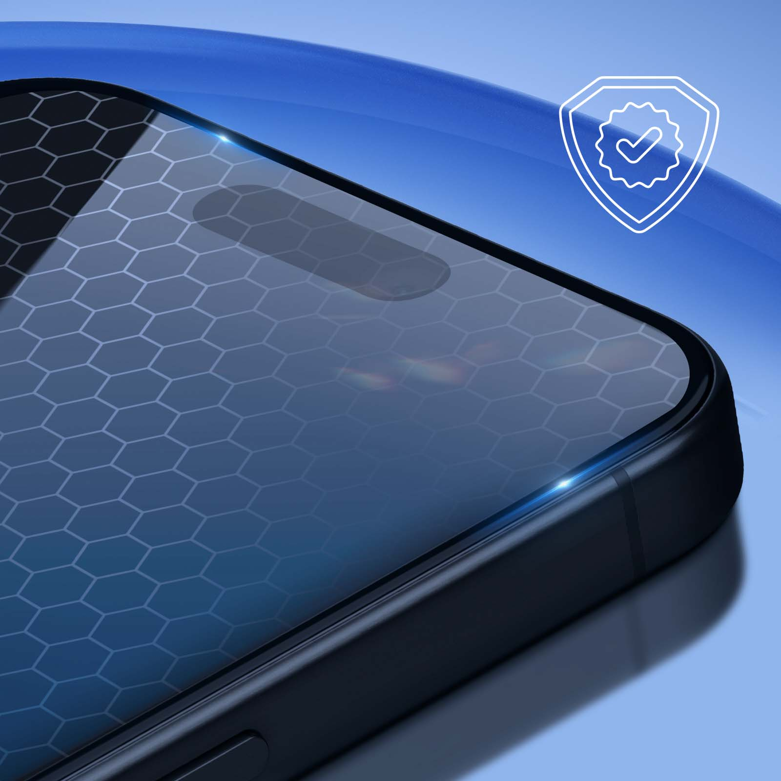 Un primo piano di un telefono con una protezione per lo schermo a motivi. Un'icona a scudo è visibile sullo sfondo su una superficie blu sfumata.