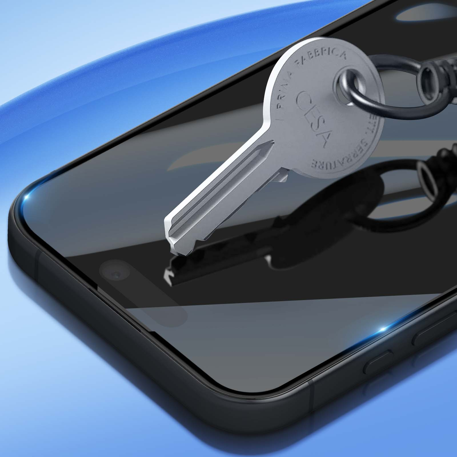Uno smartphone con una chiave d'argento sopra. La chiave è etichettata 'CESA'. Il telefono è nero e lo sfondo è blu.
