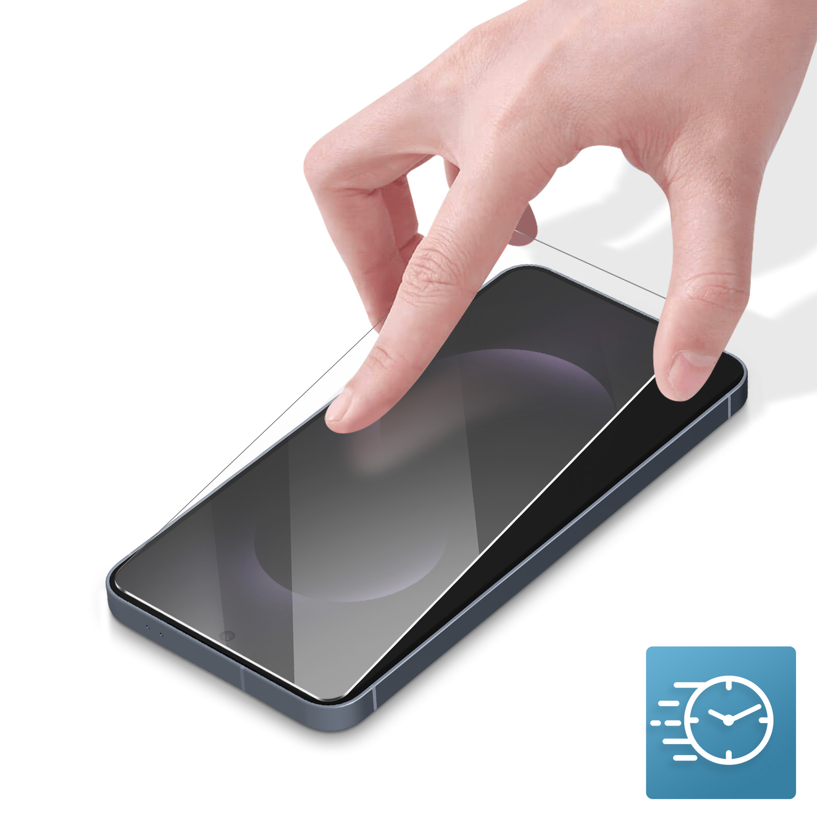 Una mano che applica una protezione per lo schermo a uno smartphone. Il telefono è grigio scuro e lo sfondo bianco. Un'icona è sulla destra.