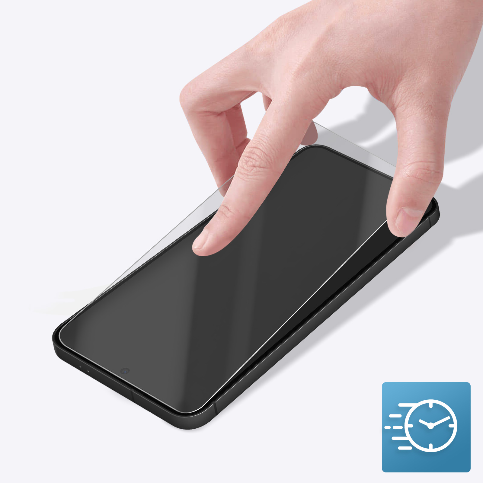 Una mano applica una protezione schermo a uno smartphone nero. Lo sfondo è bianco, con un'icona blu che mostra velocità.