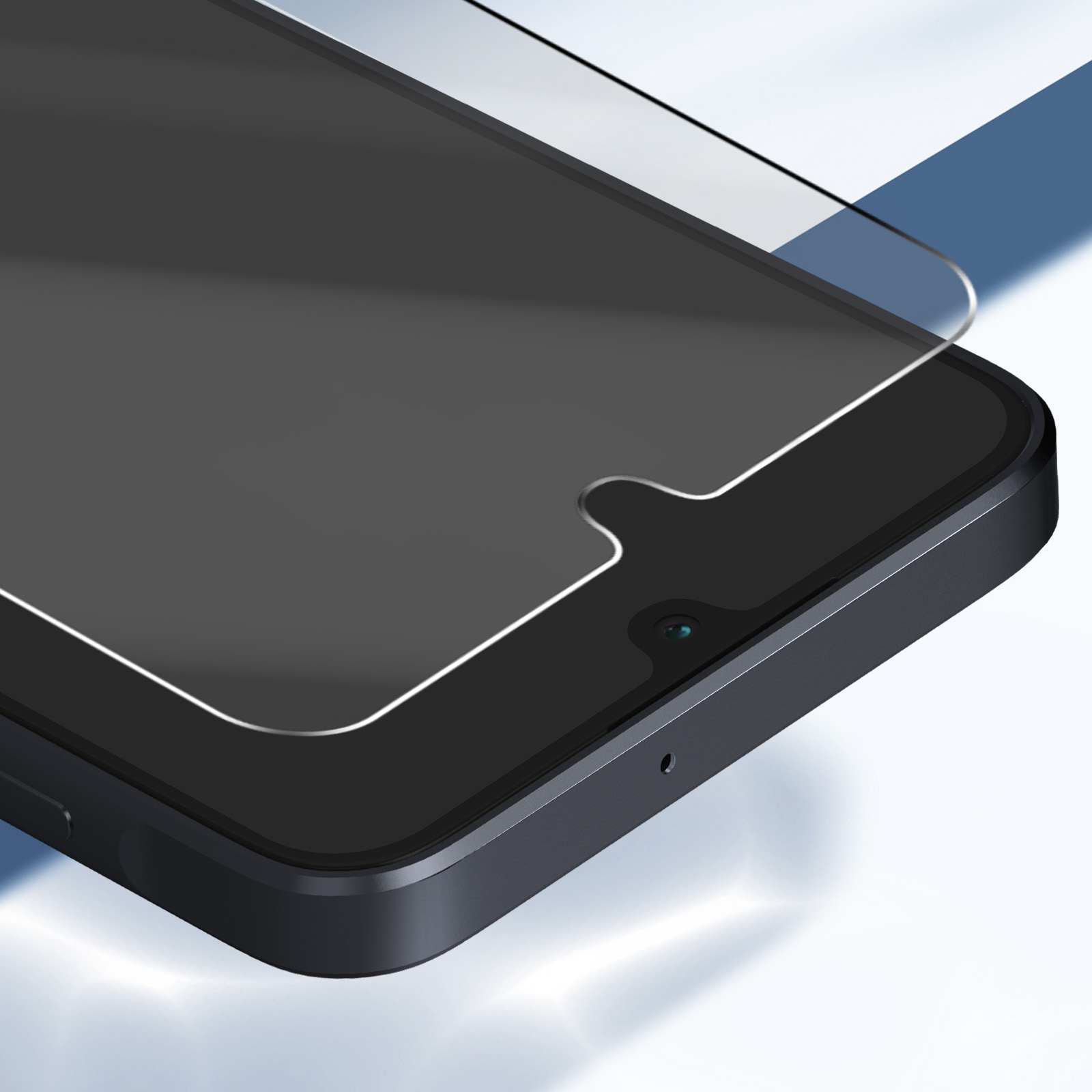 Primo piano di uno smartphone nero con una protezione per lo schermo applicata. Il telefono si trova su uno sfondo sfumato bianco e blu.