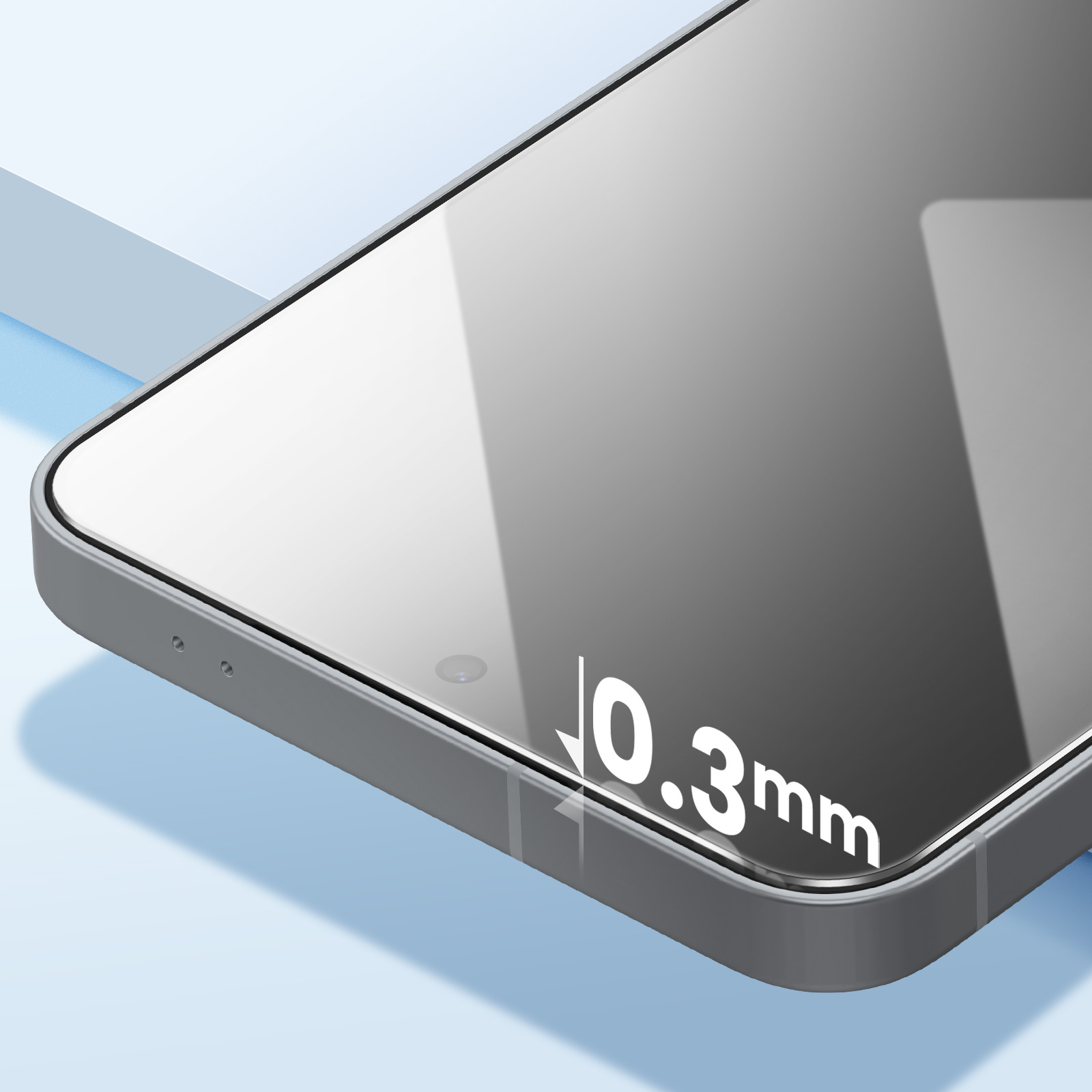 Primo piano di un telefono con protezione schermo. Il testo '0,3 mm' è visibile. Sfondo azzurro chiaro e bianco.