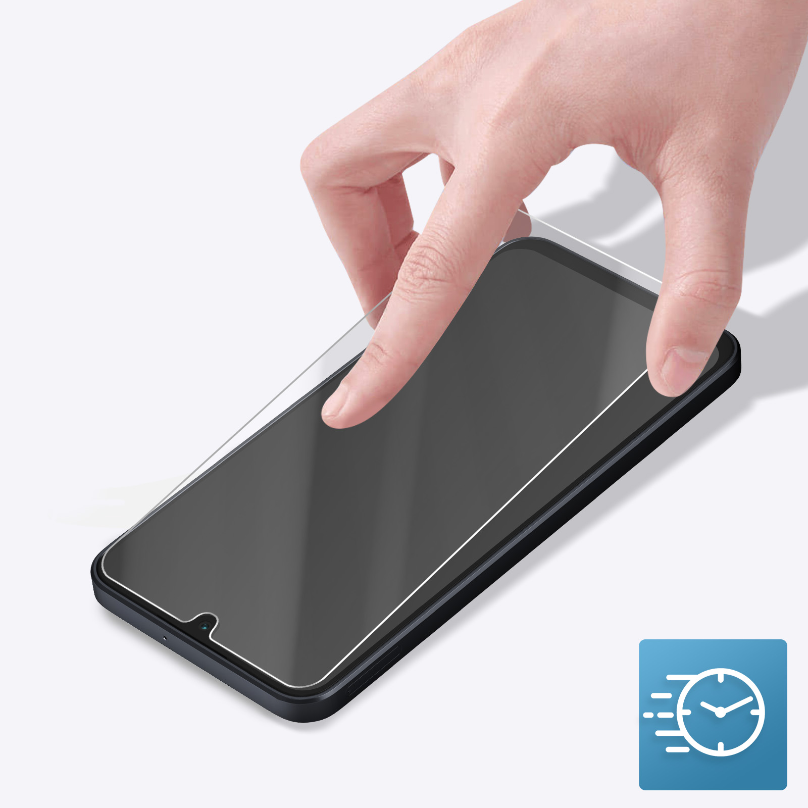 Mano che applica una protezione schermo su smartphone nero su sfondo bianco. Icona orologio blu.