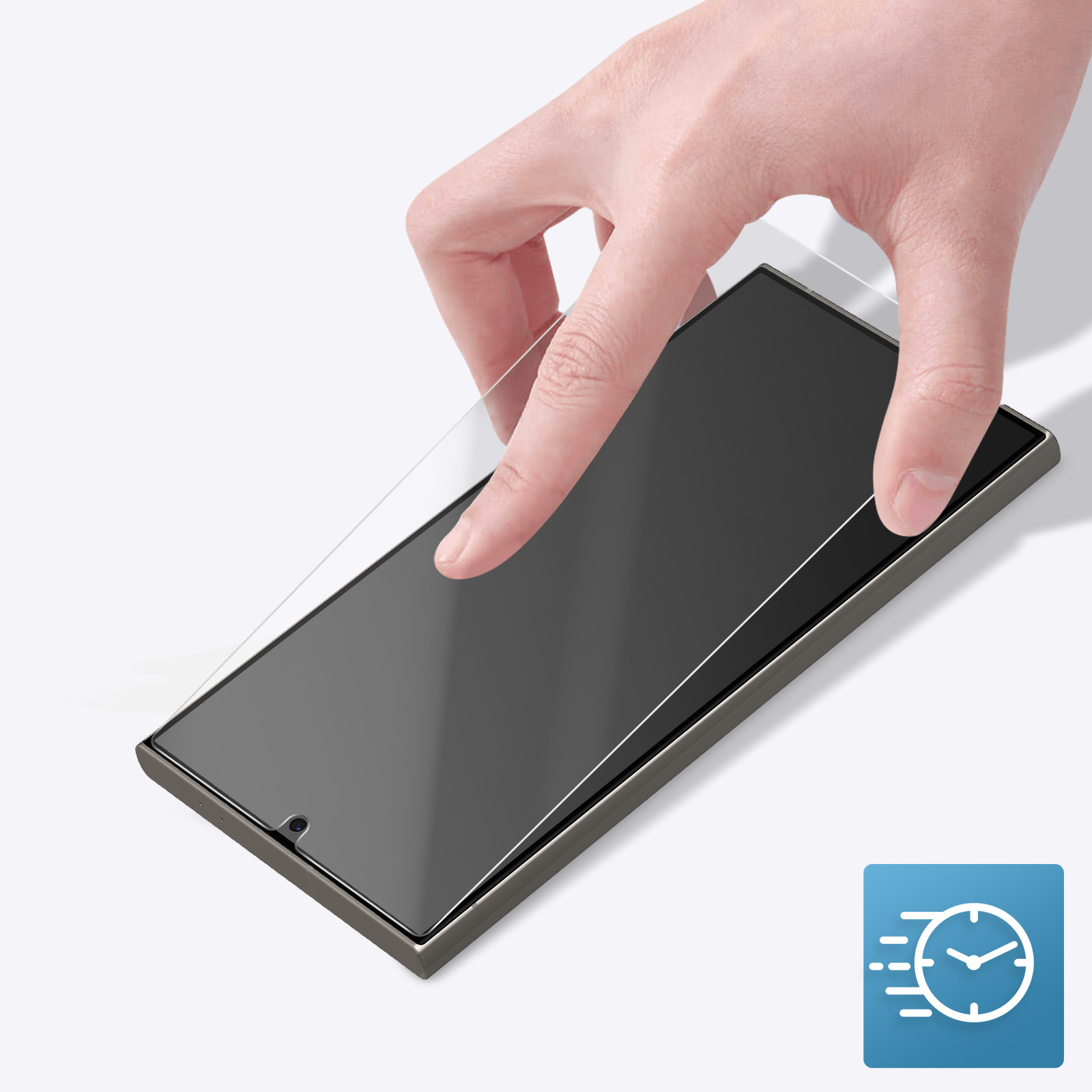 Mano che applica una protezione per lo schermo su uno smartphone. Il telefono è grigio, la protezione è trasparente. Quadrato blu con icona dell'orologio a destra.