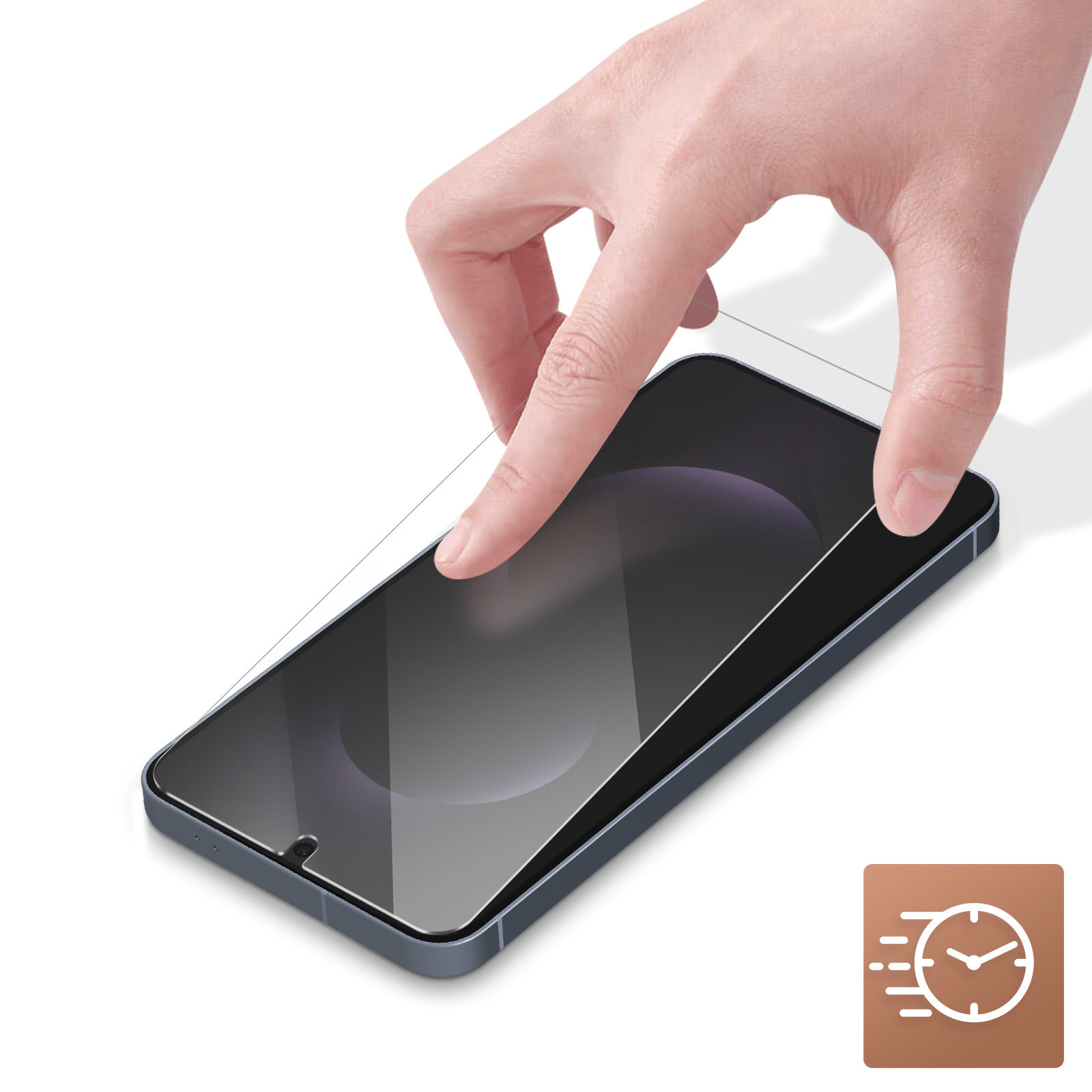 Mano che applica una protezione schermo su uno smartphone. Il telefono è grigio scuro e la protezione trasparente. Viene mostrata un'icona del tempo.