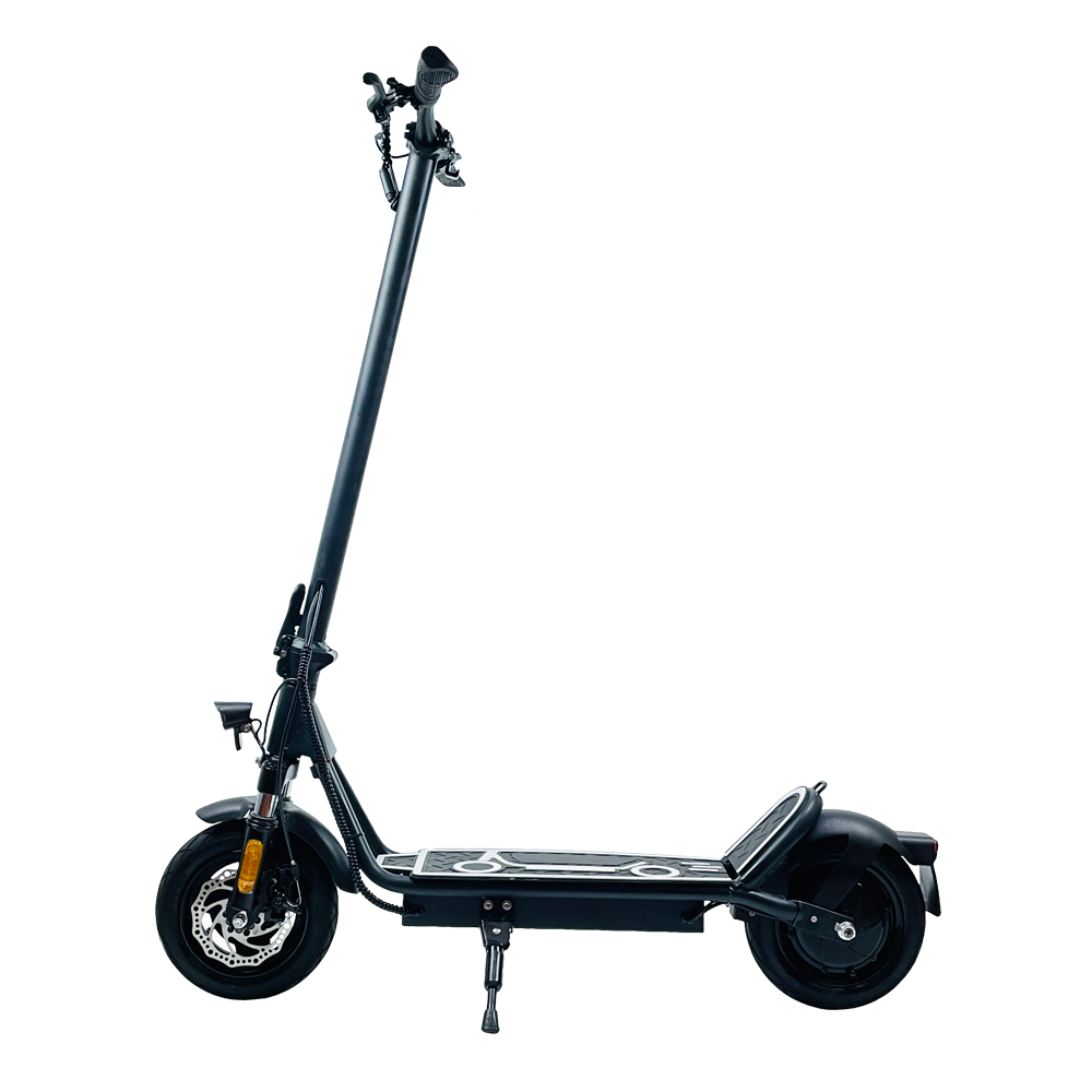 Czarna hulajnoga elektryczna pokazana jest z profilu. Ma wysoki trzon, platformę na stopy i dwa koła. Tło jest białe z cieniami.