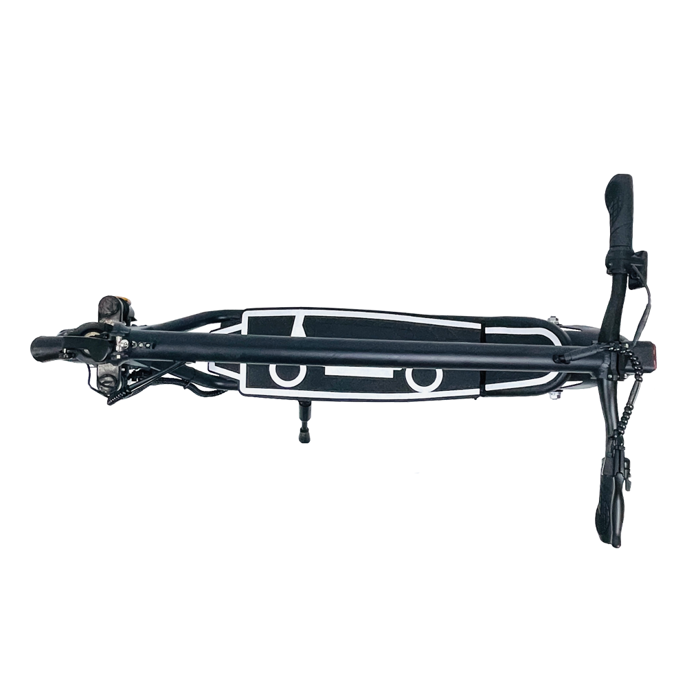 Czarna hulajnoga z białymi akcentami, leżąca na paskowanym tle. Widoczne kierownica i koła. Hulajnoga jest złożona.