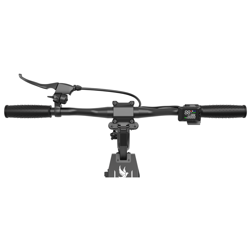 Czarna kierownica hulajnogi elektrycznej z wyświetlaczem pokazującym cyfry, dźwignią hamulca i uchwytami. Hulajnoga ma logo ptaka.