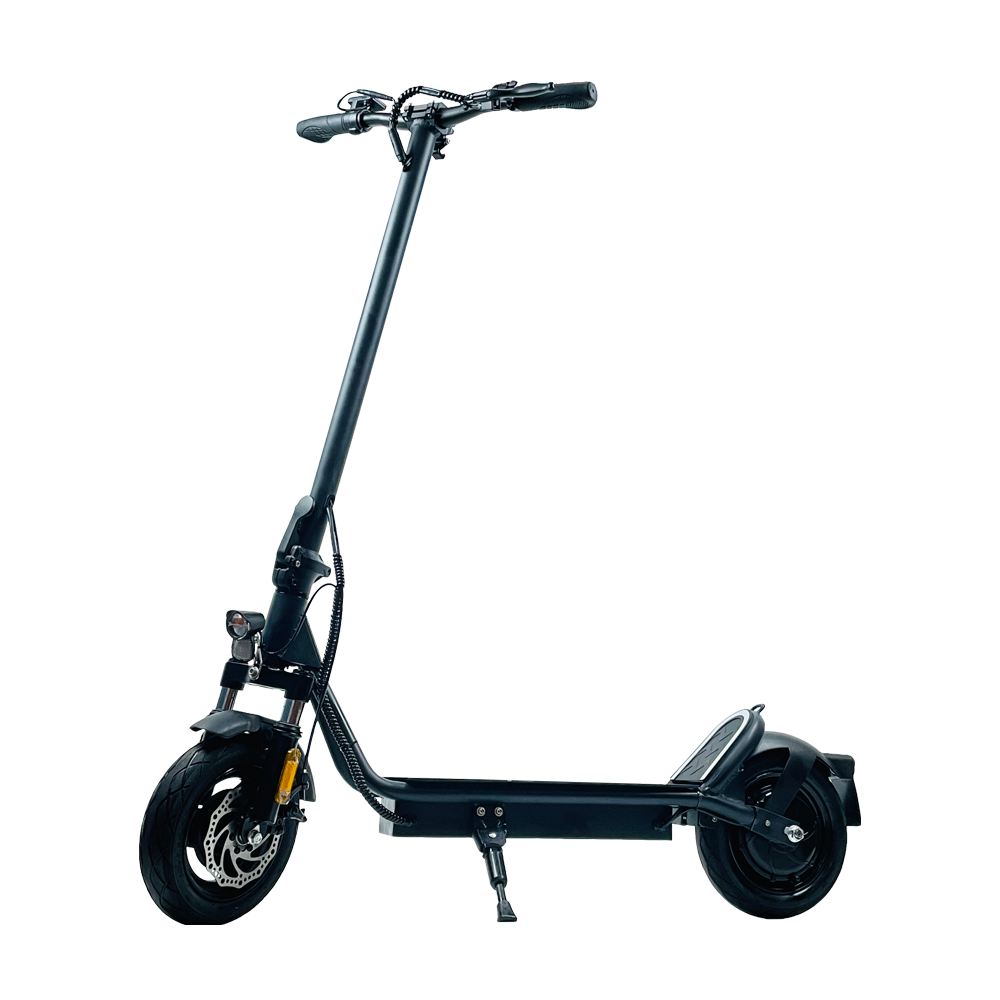 Czarna hulajnoga elektryczna z kierownicą, kołami i podpórką. Na jasnym tle z cieniem.