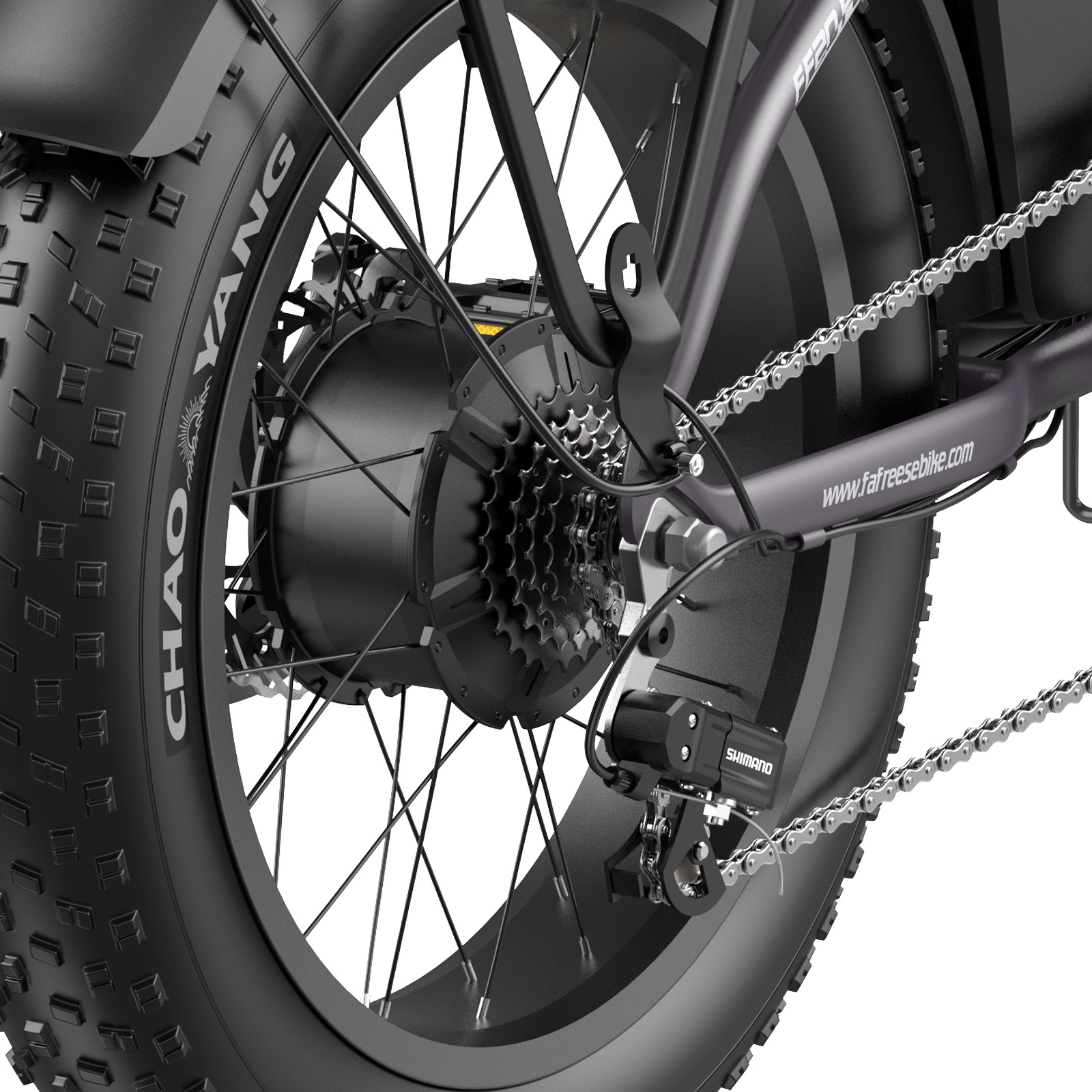 Zbliżenie czarnego koła roweru elektrycznego. Widoczne łańcuch, zębatki i detale opony, z przerzutką Shimano.