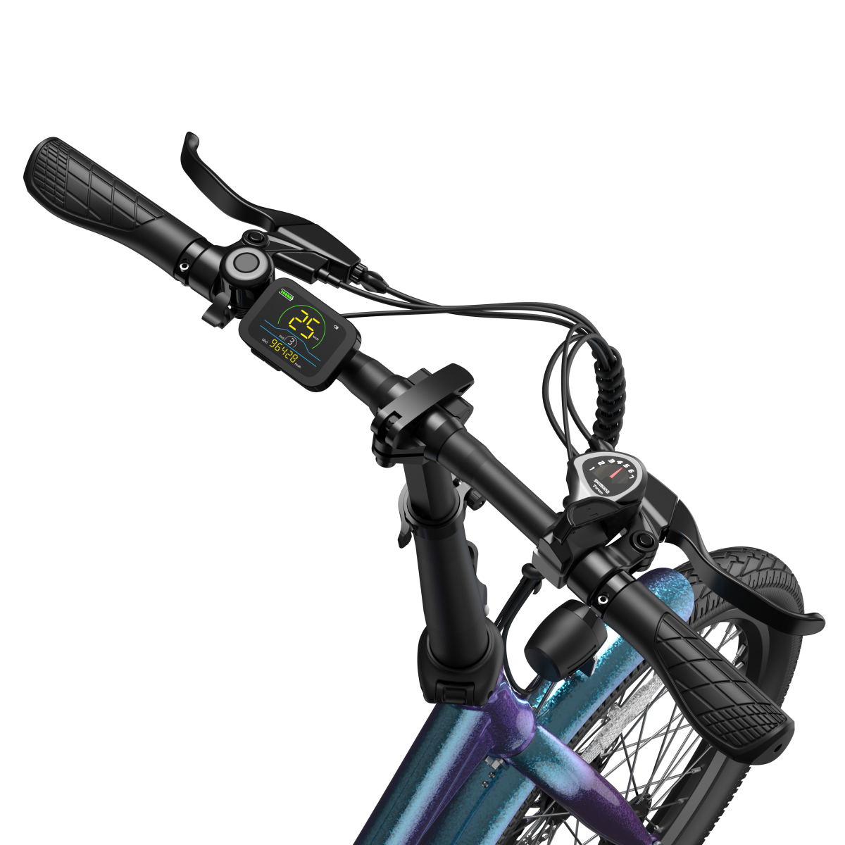 Zbliżenie kierownicy roweru elektrycznego z cyfrowym wyświetlaczem pokazującym prędkość i poziom naładowania baterii. Widoczne czarne uchwyty i kable.