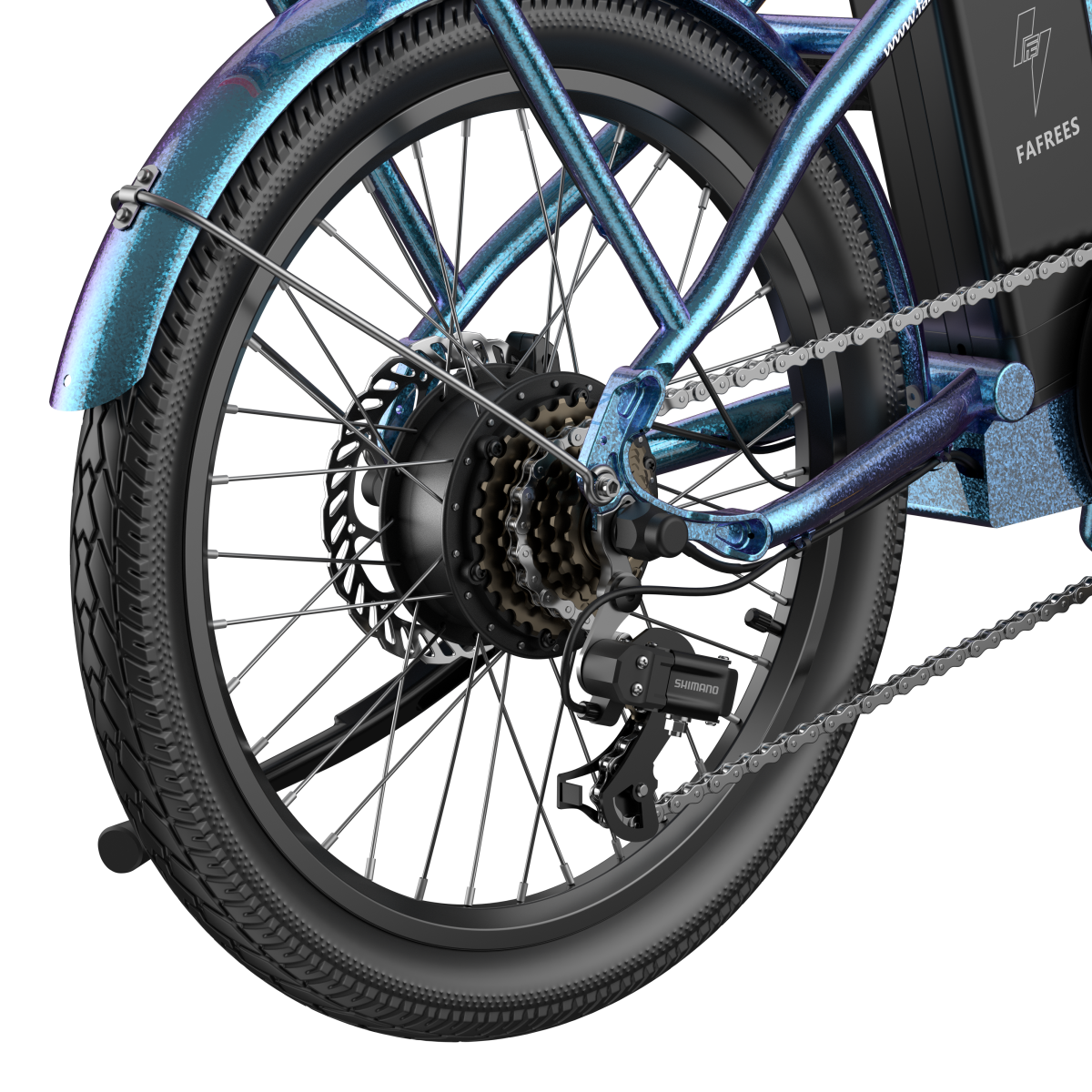 Zbliżenie tylnego koła roweru elektrycznego. Koło jest czarne, z niebieską, iryzującą ramą, widoczne jest słowo Shimano.