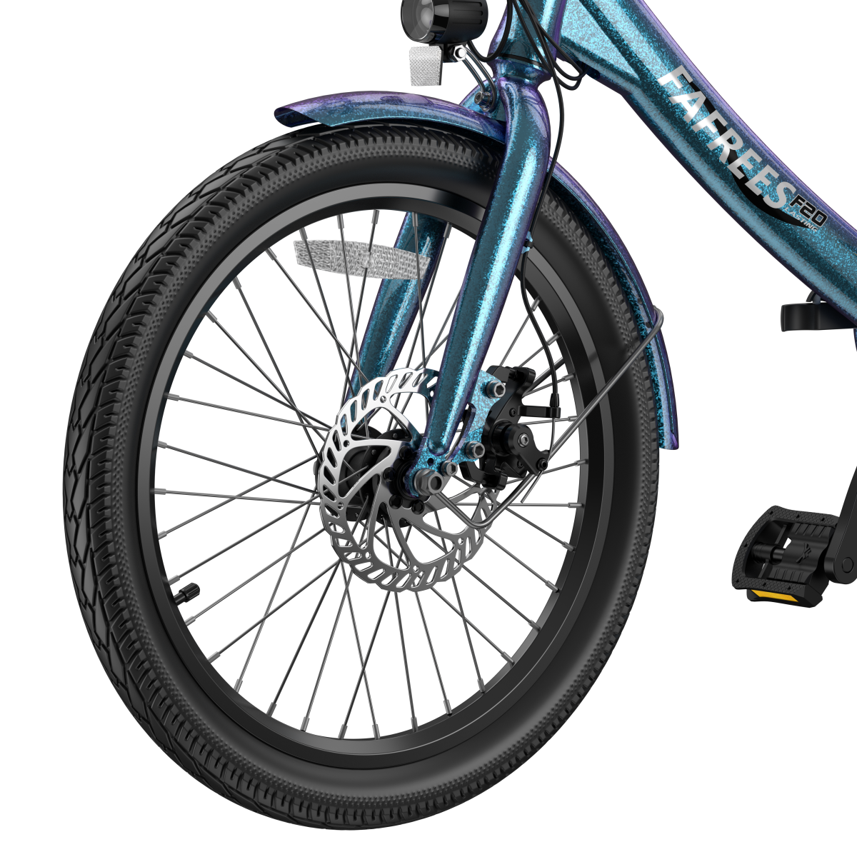 Zbliżenie przedniego koła roweru. Czarna opona, srebrne szprychy i hamulec tarczowy. Rama jest niebieska i ma nazwę marki.