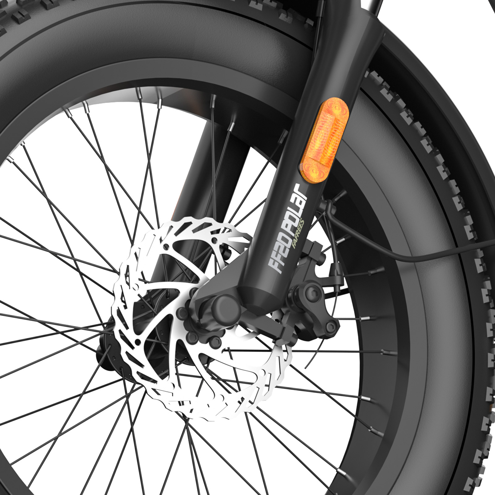 Zbliżenie czarnego koła roweru. Koło ma hamulec tarczowy i pomarańczowy odblask. Opona jest gruba i czarna.