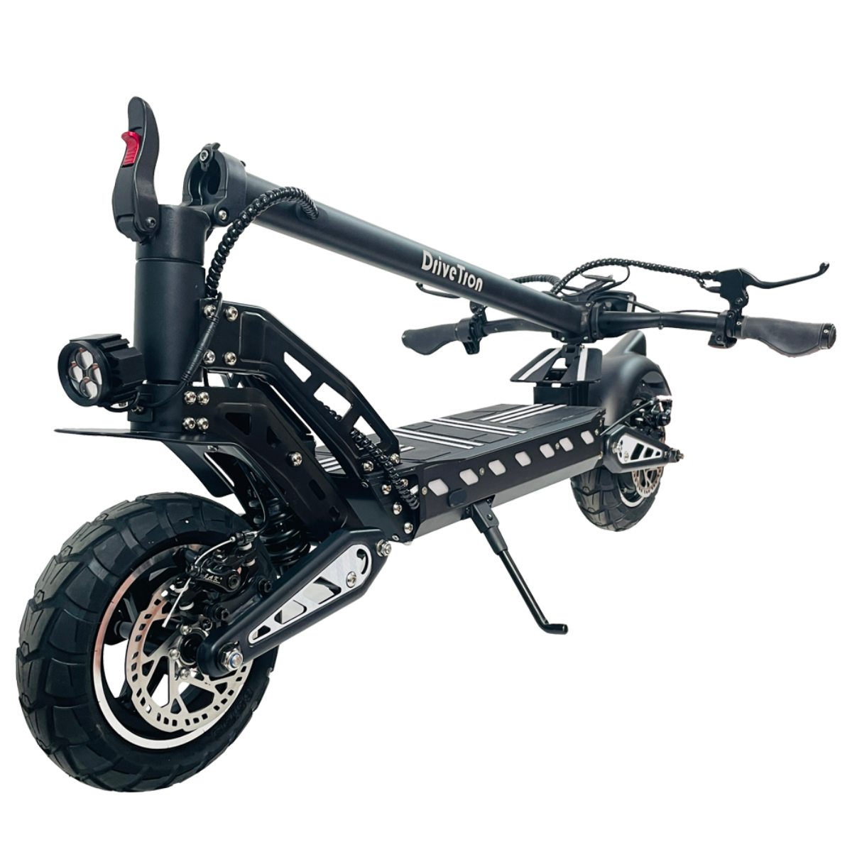 Czarny skuter elektryczny DriveLion z reflektorem, hamulcami tarczowymi i podpórką na czarnym tle.