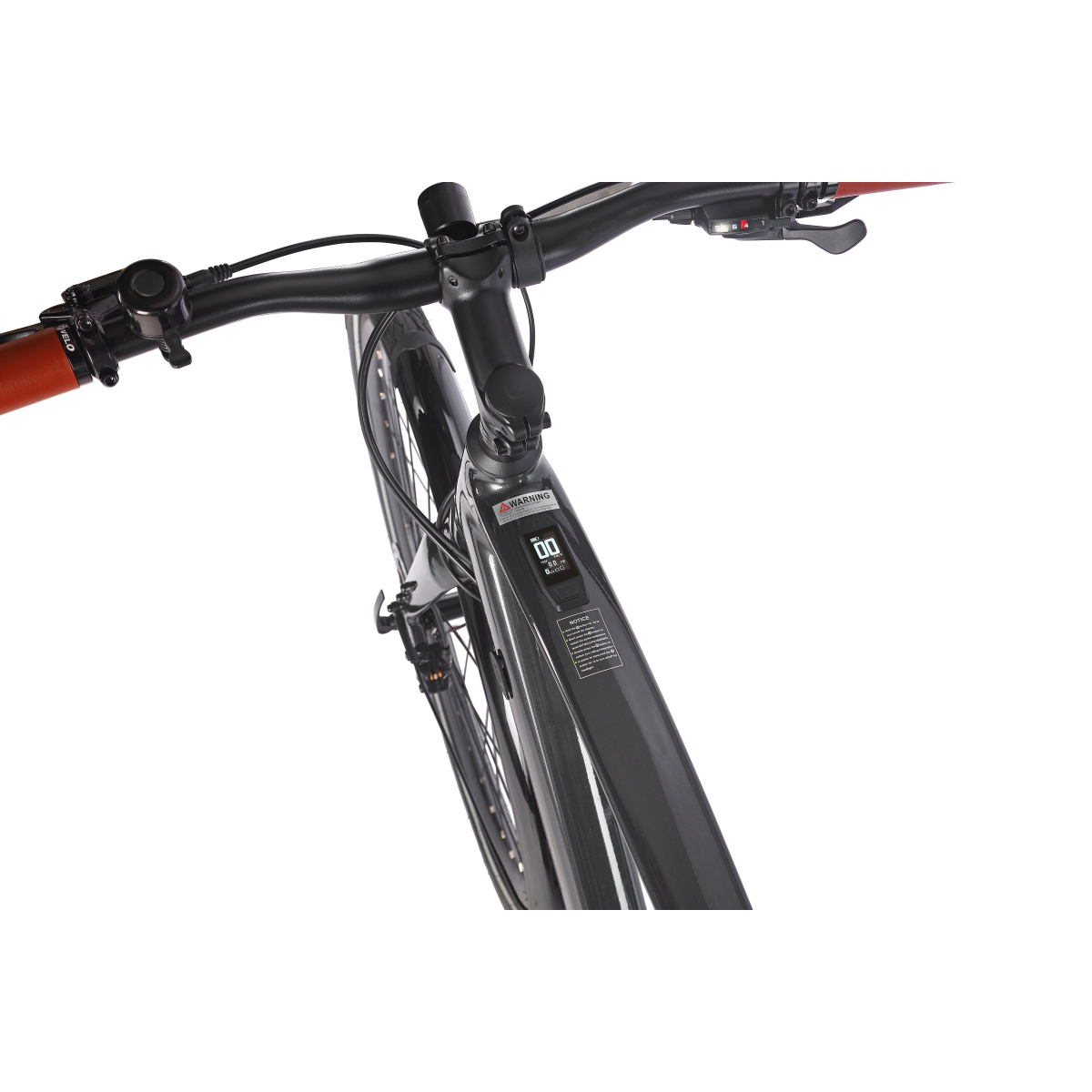 Zbliżenie roweru elektrycznego. Czarna kierownica, brązowy uchwyt, cyfrowy wyświetlacz '00'. Czerwona dźwignia hamulca. Białe tło.