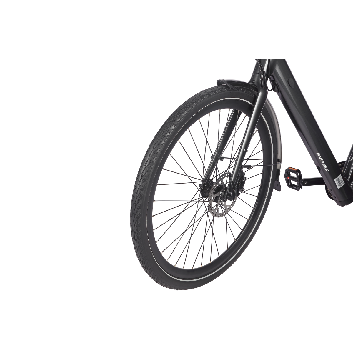 Zbliżenie czarnego koła roweru z oponą, szprychami i hamulcem tarczowym. Widoczna jest również rama i pedał.